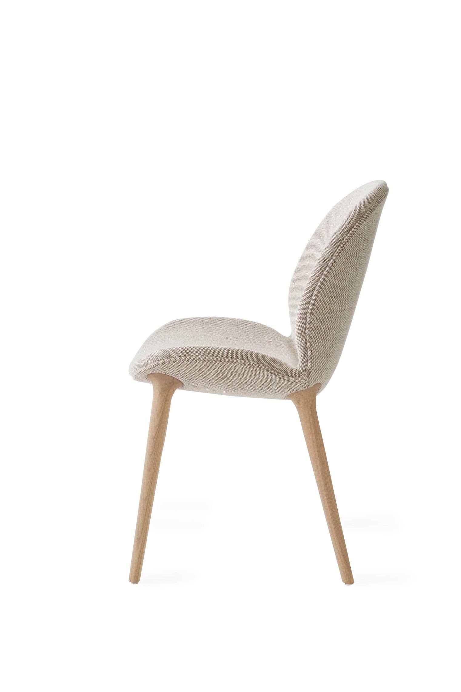 Stoel LODGE beige met een lichte eiken basis