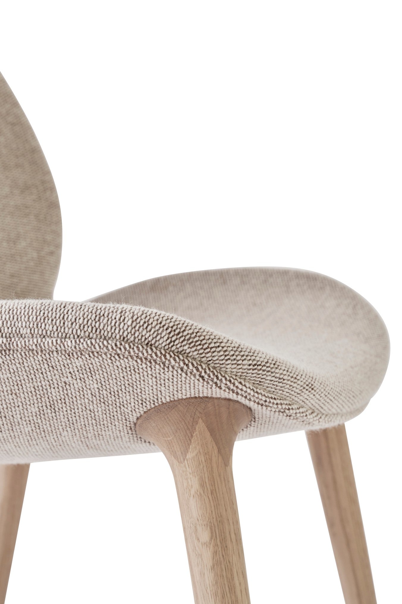 Stoel LODGE beige met een lichte eiken basis