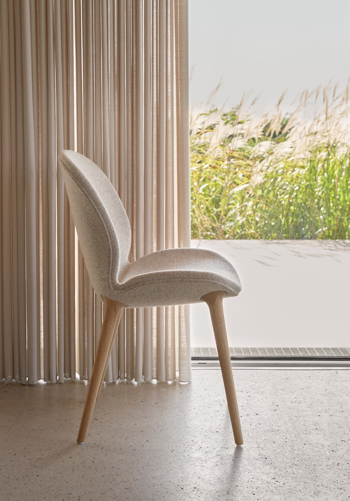 Stuhl LODGE beige mit dunklem Eichenfuß