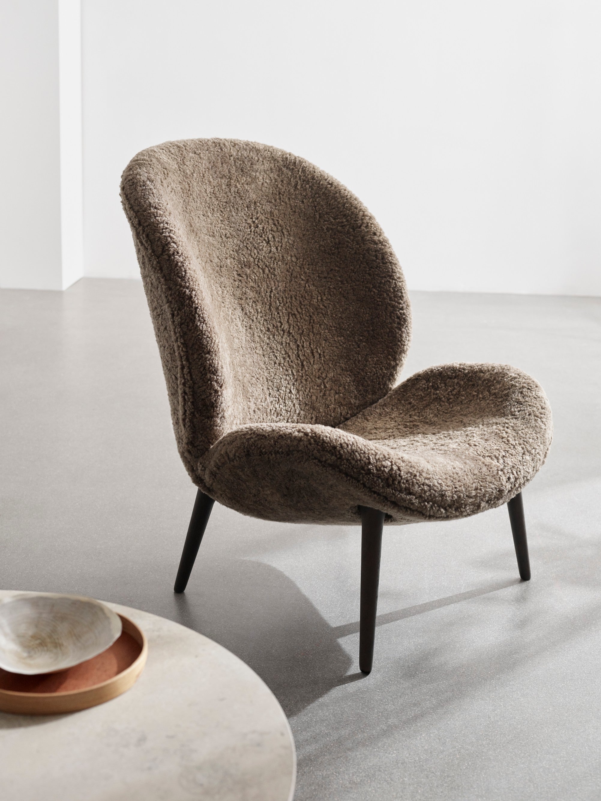 Fauteuil LODGE bruin schapenvacht met een donkere eiken basis