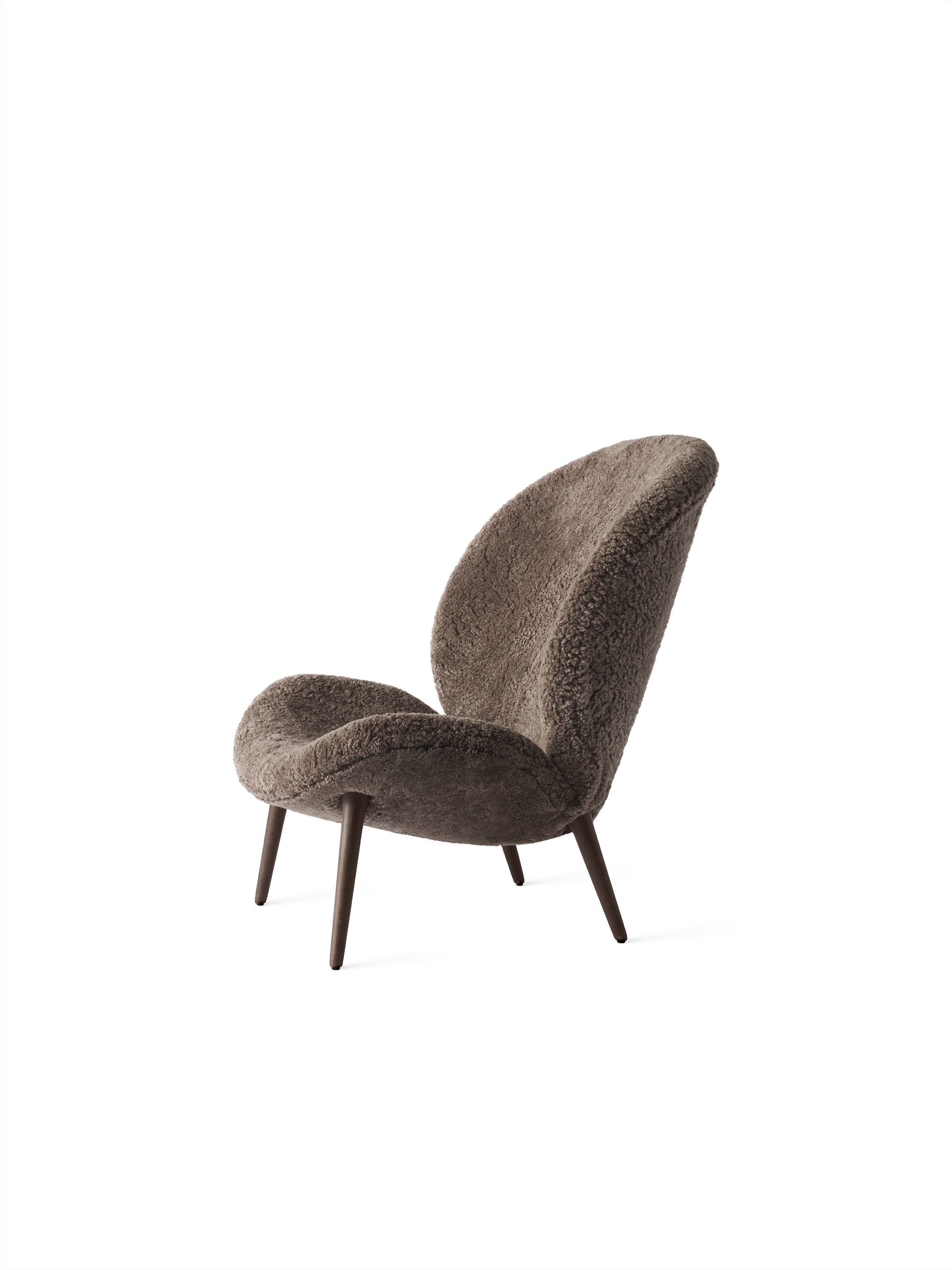 Fauteuil LODGE bruin schapenvacht met een donkere eiken basis