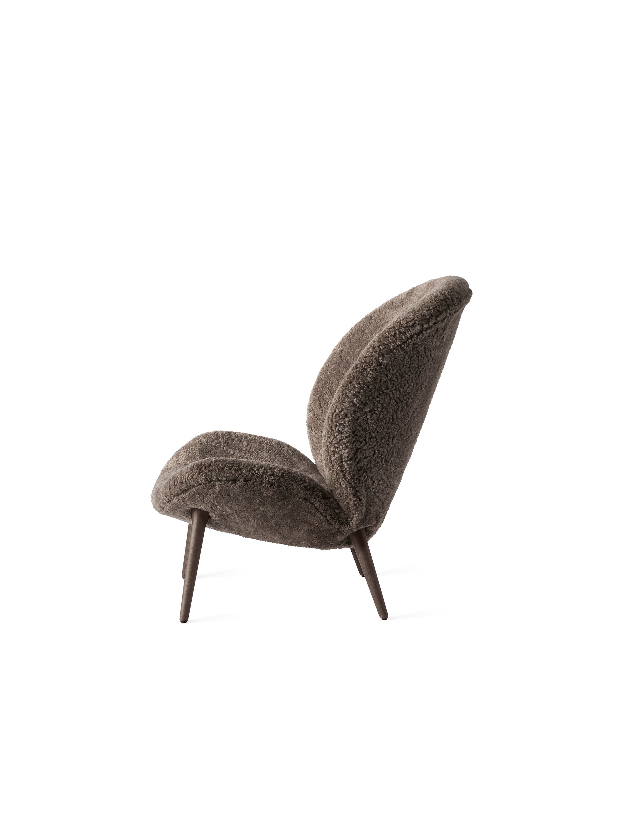 Fauteuil LODGE bruin schapenvacht met een donkere eiken basis