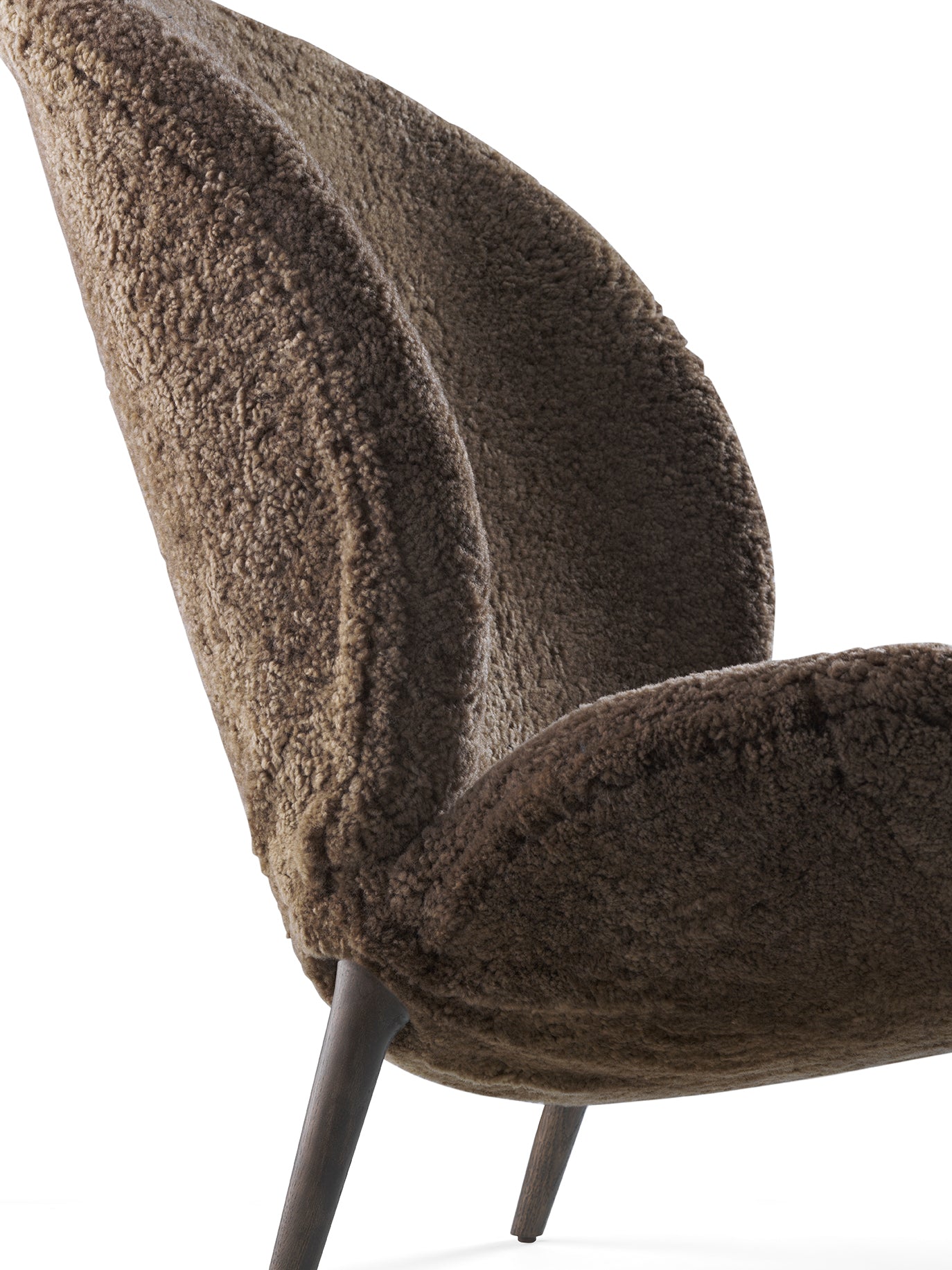 Fauteuil LODGE bruin schapenvacht met een donkere eiken basis