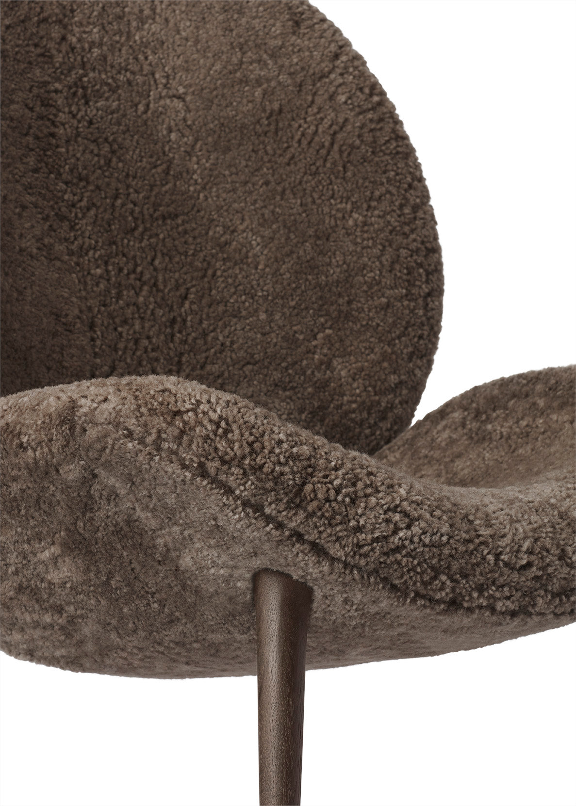 Fauteuil LODGE bruin schapenvacht met een donkere eiken basis