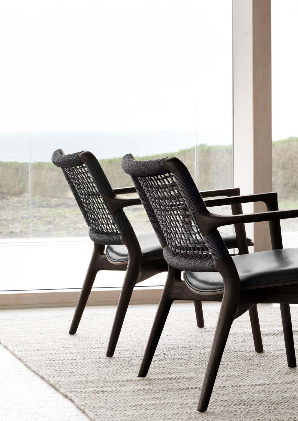 Sessel CABIN schwarze Leder mit dunklem Eichenfuß