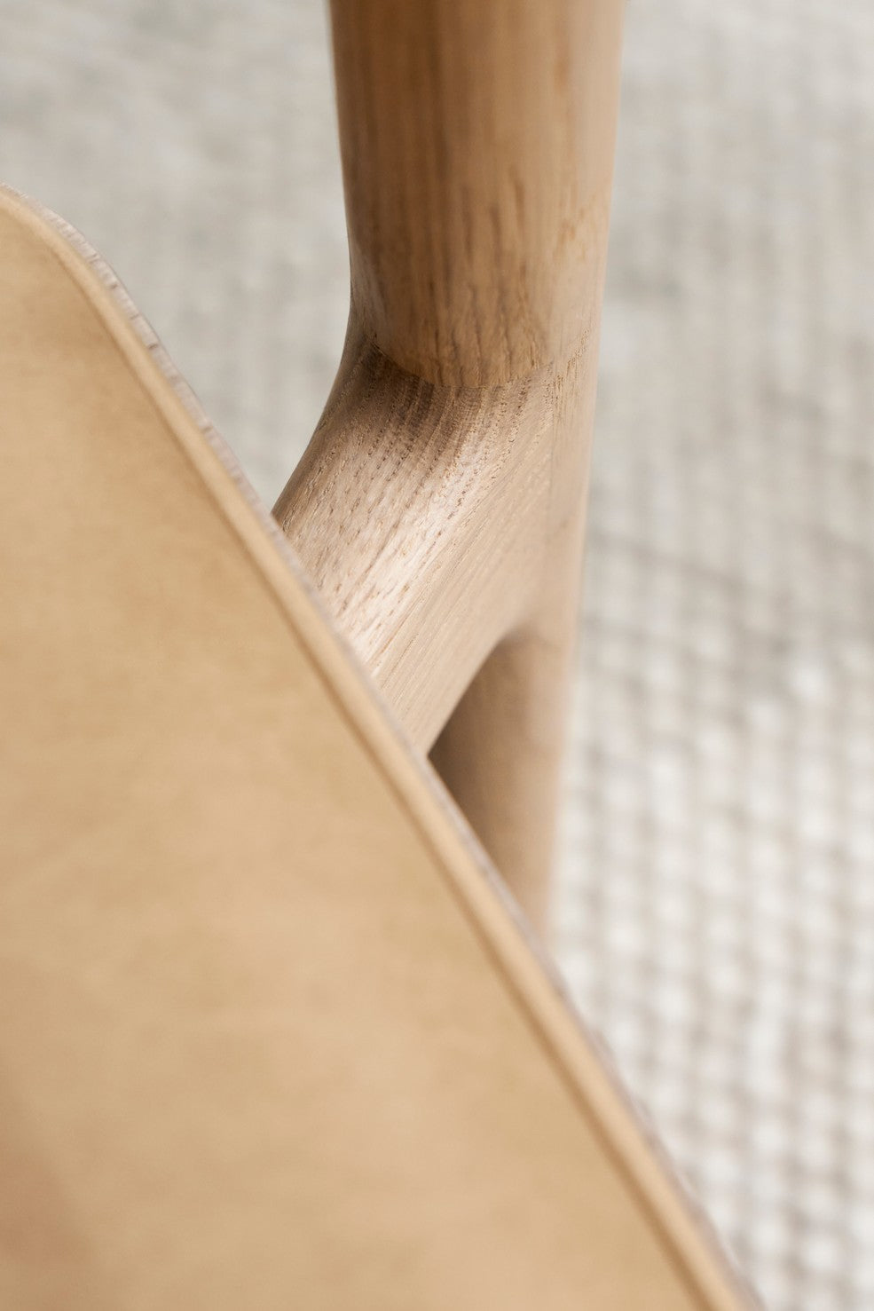 Fauteuil CABIN karamelkleurig leer met lichte eiken basis
