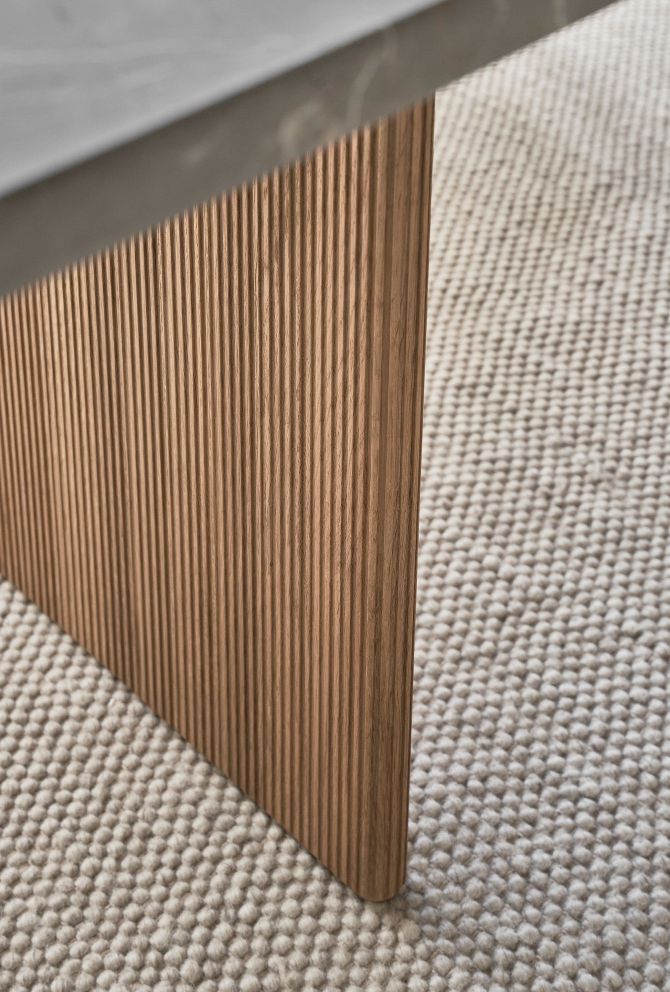 Tafel CABIN grijs marmeren blad met lichte eiken basis