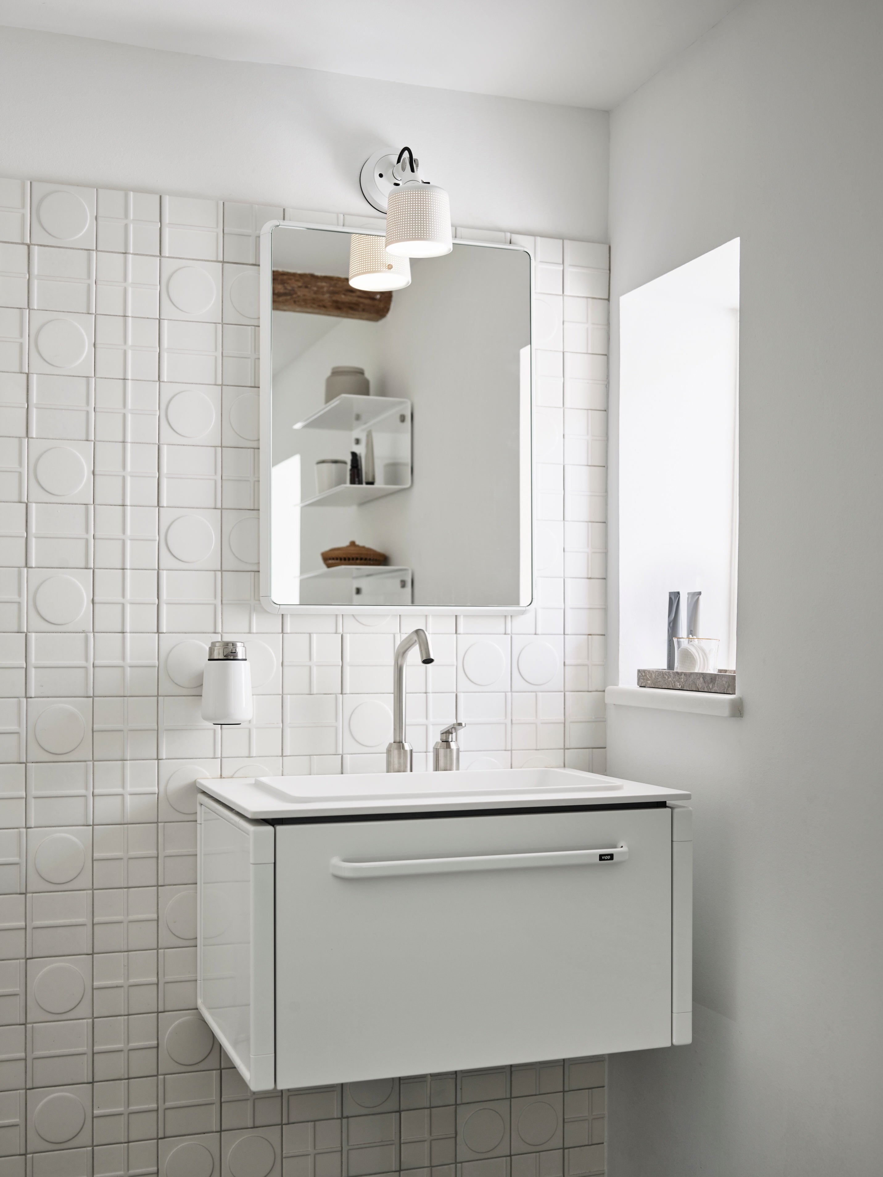 Lustro badkamer VIPP witte aluminium lijst