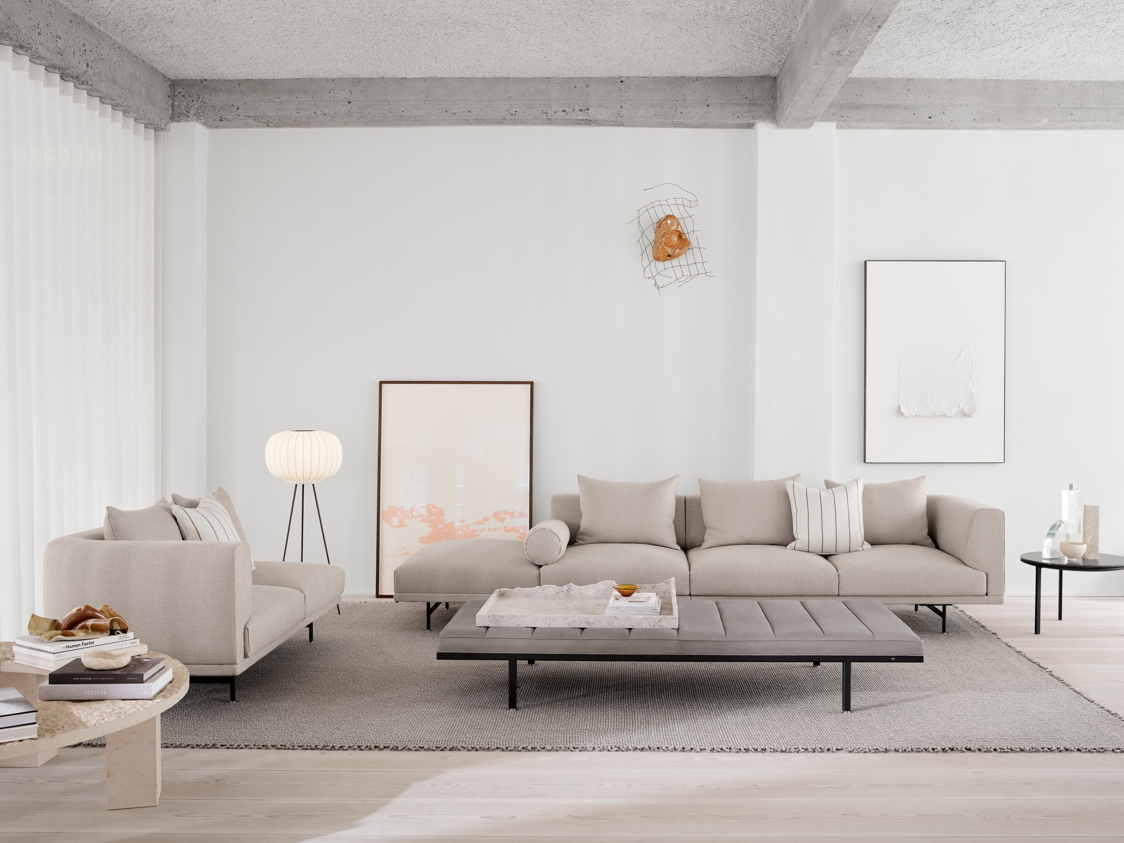 Stehlampe 581 mit papiernem Schirm und dunklem Metallfuß