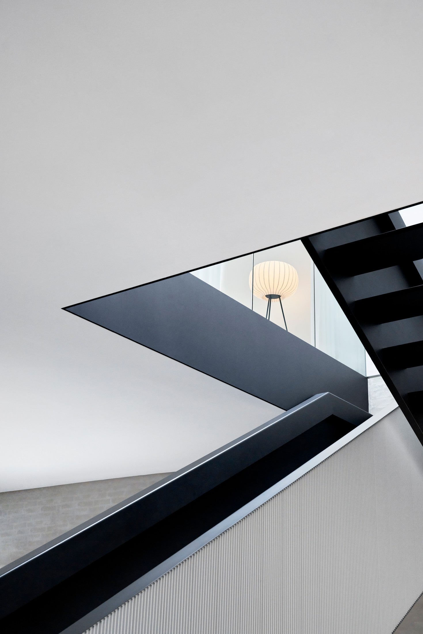 Stehlampe 581 mit papiernem Schirm und dunklem Metallfuß