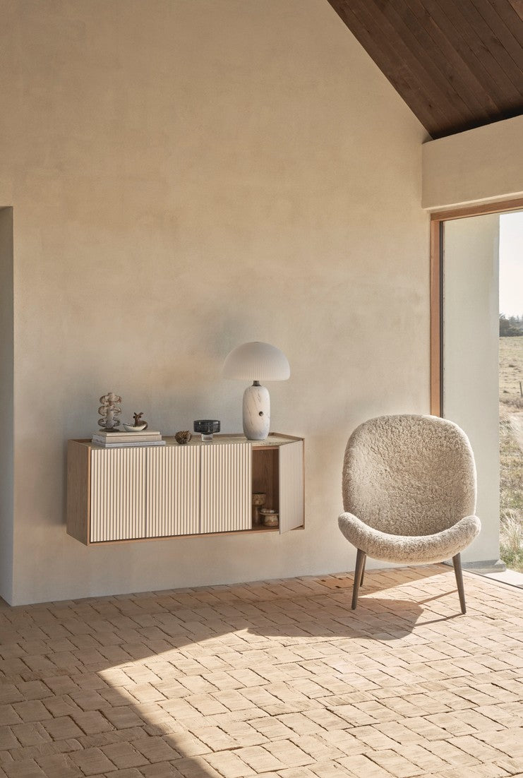 Fauteuil LODGE bruin schapenvacht met een donkere eiken basis