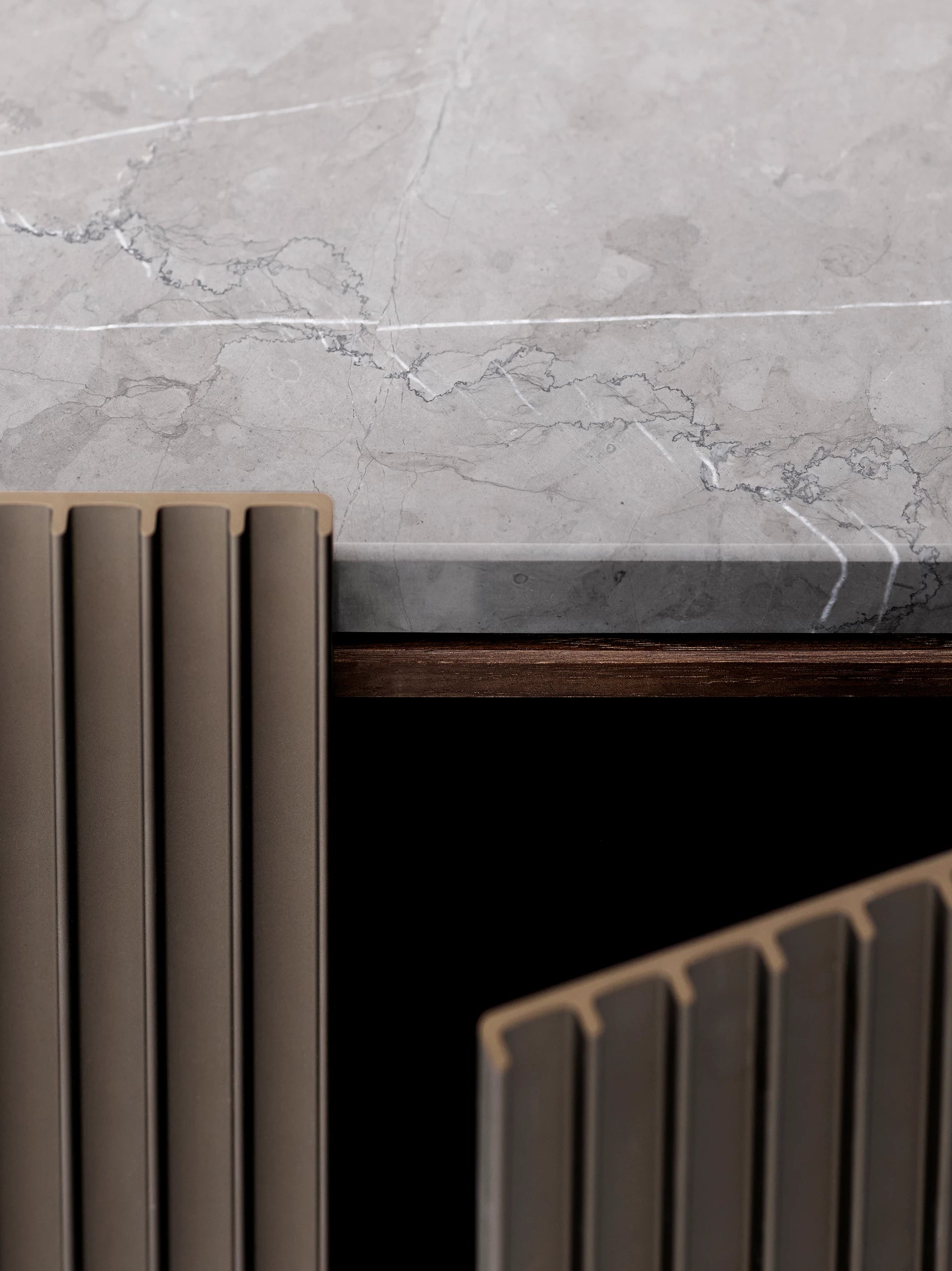 Komoda H1 ciemny dębowy fornir z szarym marmurem