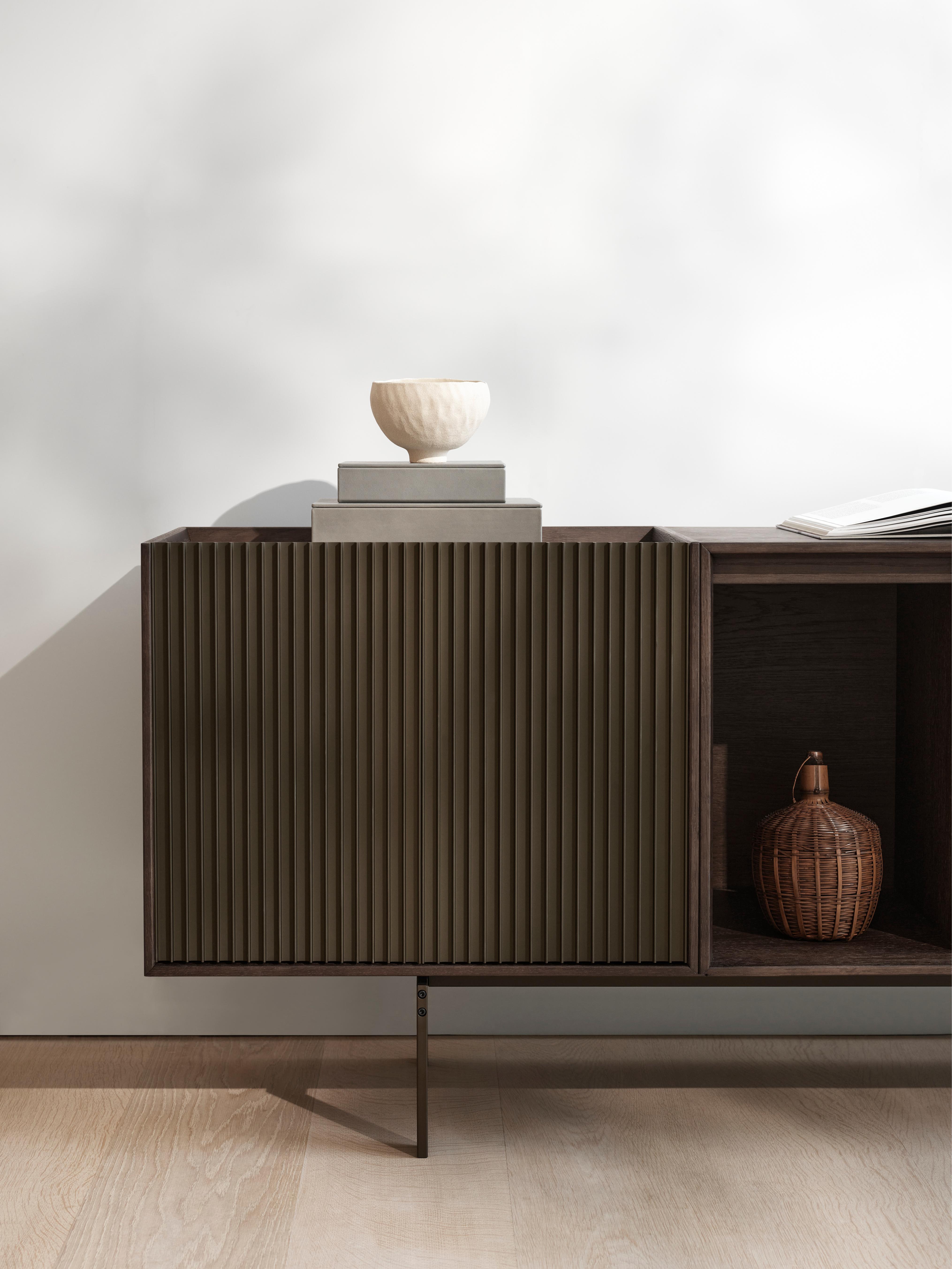 Komoda H1 ciemny dębowy fornir z szarym marmurem