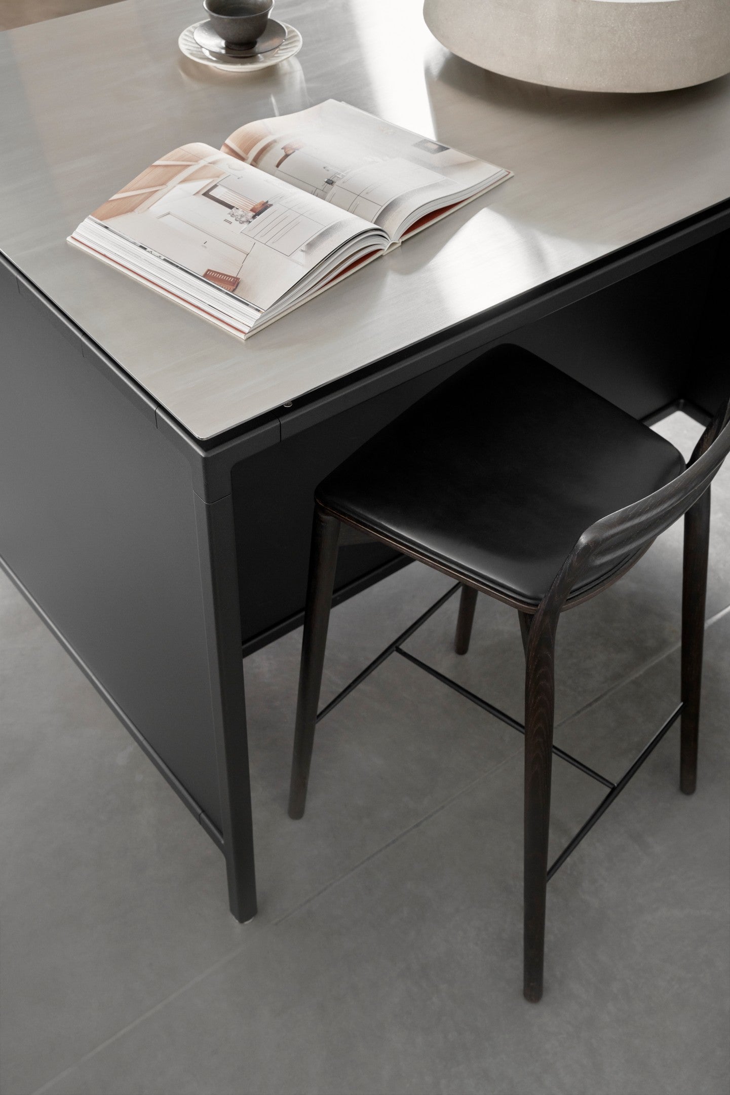 Hocker CABIN zwart leer met een donkere eiken basis