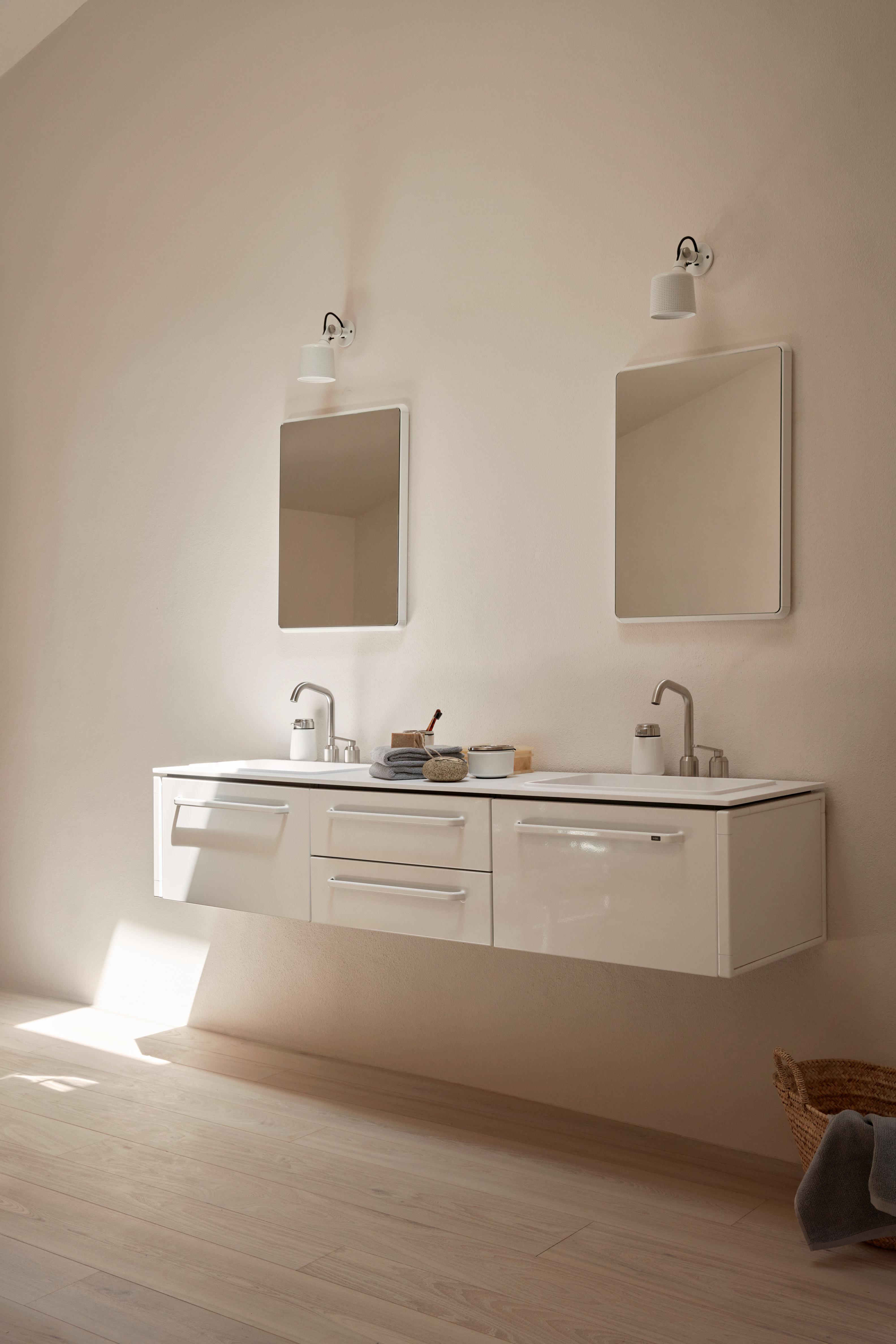 Lustro badkamer VIPP witte aluminium lijst
