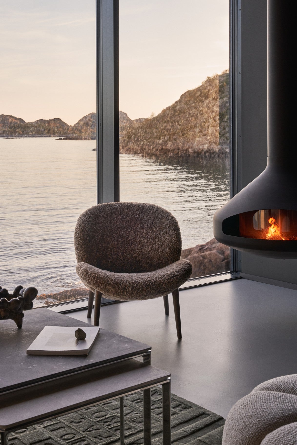 Fauteuil LODGE bruin schapenvacht met een donkere eiken basis
