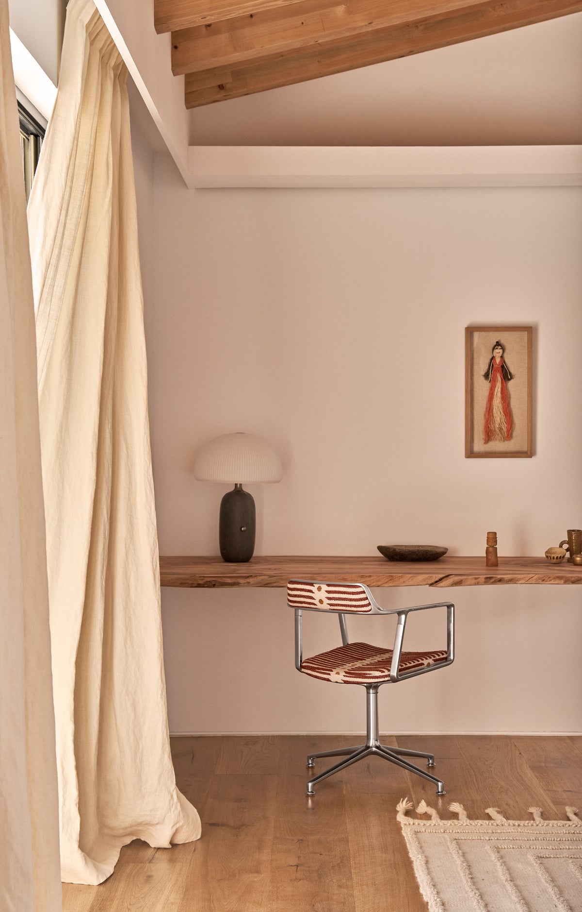 Bureau stoel 452 – MALLORCA beige en rood met metalen basis