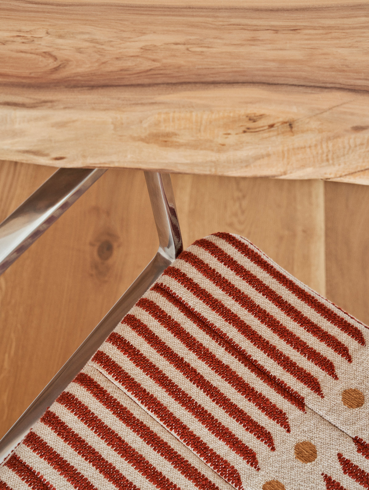 Bureau stoel 452 – MALLORCA beige en rood met metalen basis