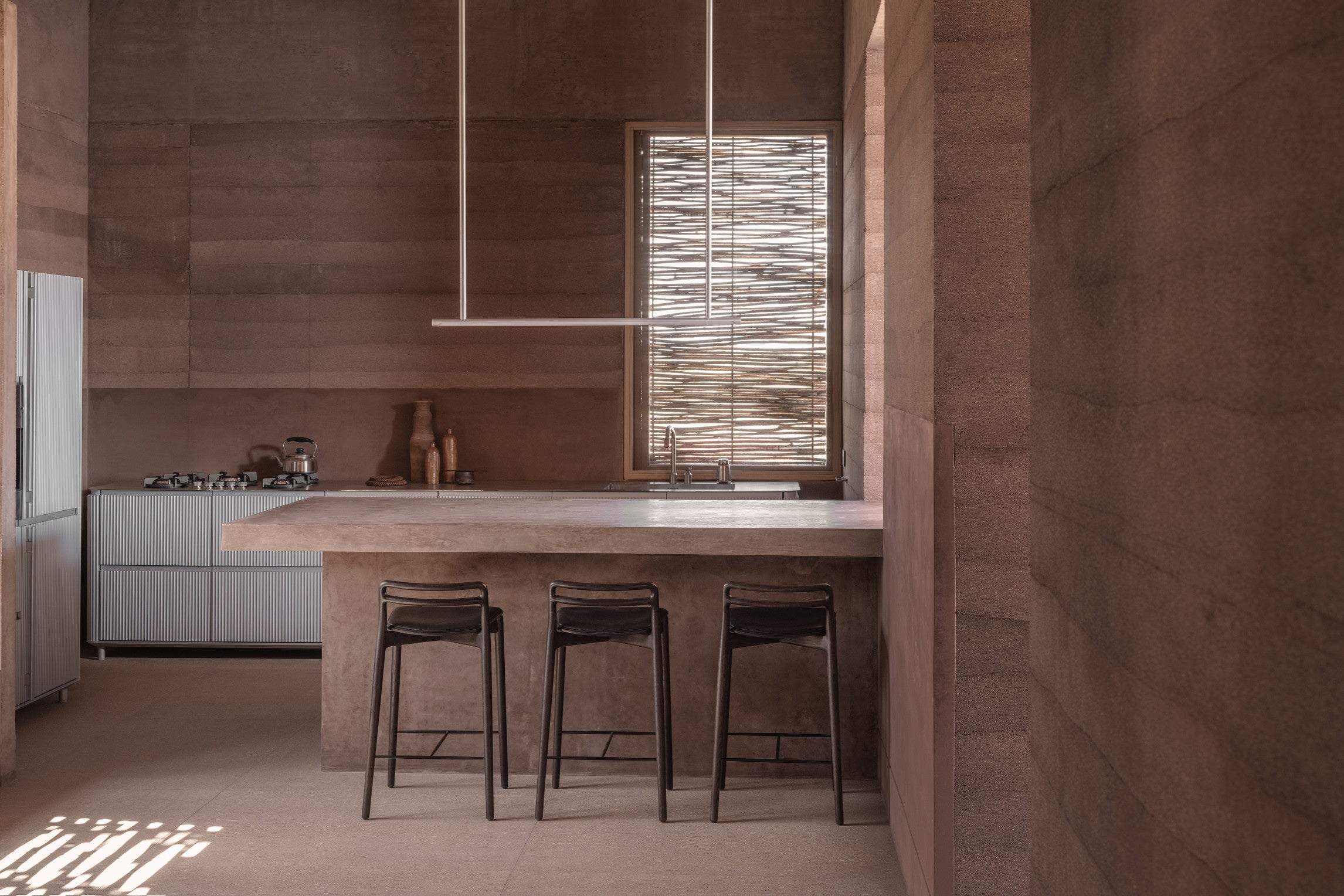 Hocker CABIN zwart leer met een donkere eiken basis