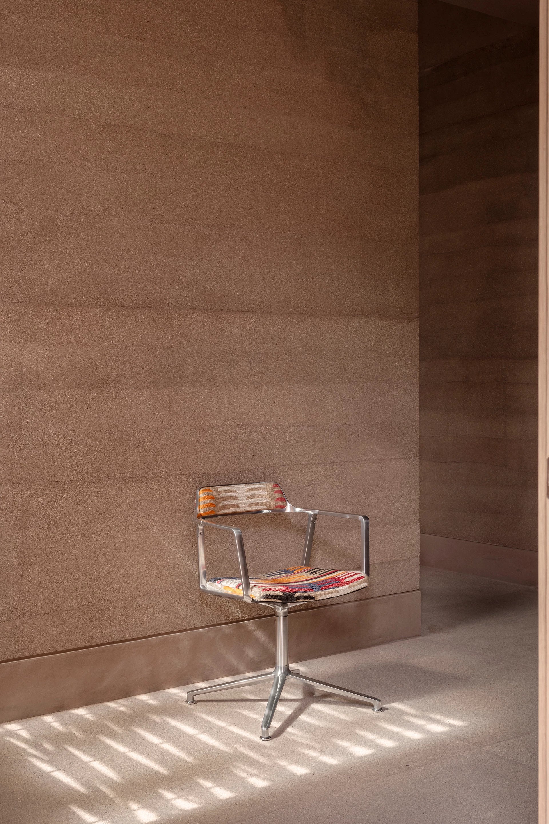 Bureau stoel 452 - TODOS SANTOS in blauw en oranje met metalen basis