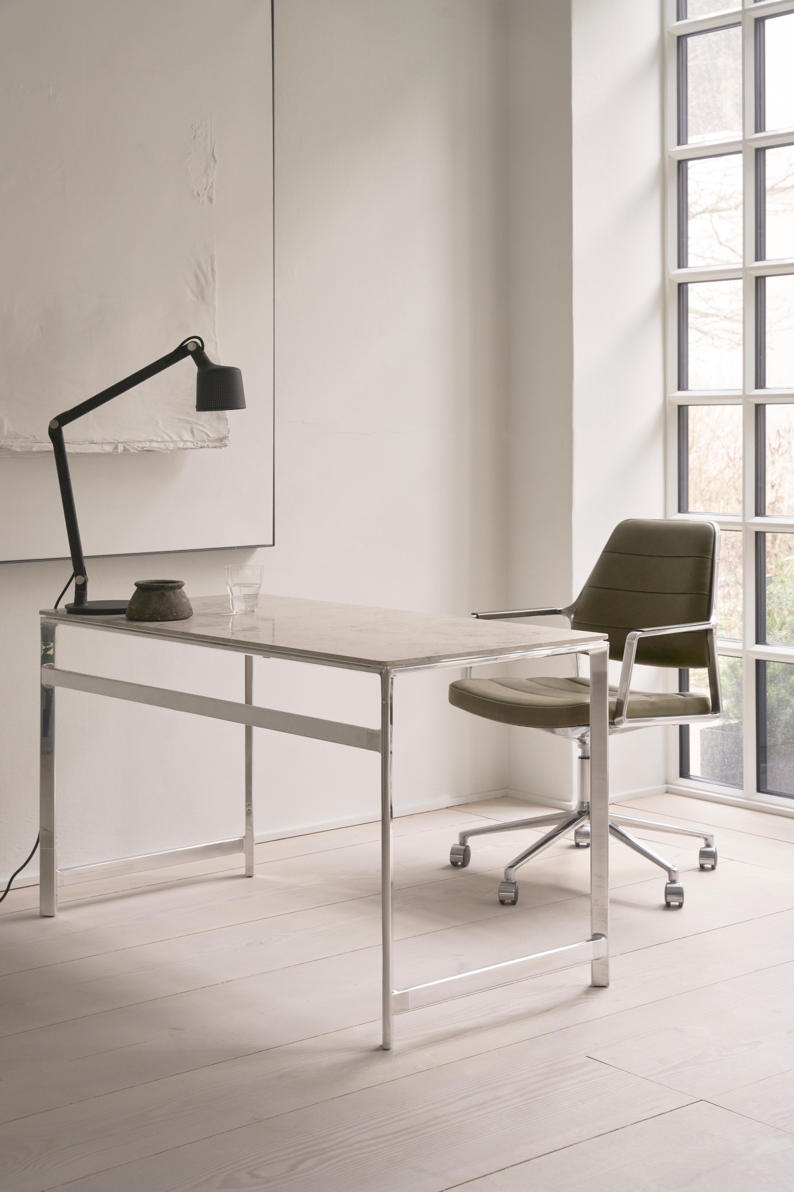 Bureau stoel 455+ in karamelkleurig leer met een metalen basis