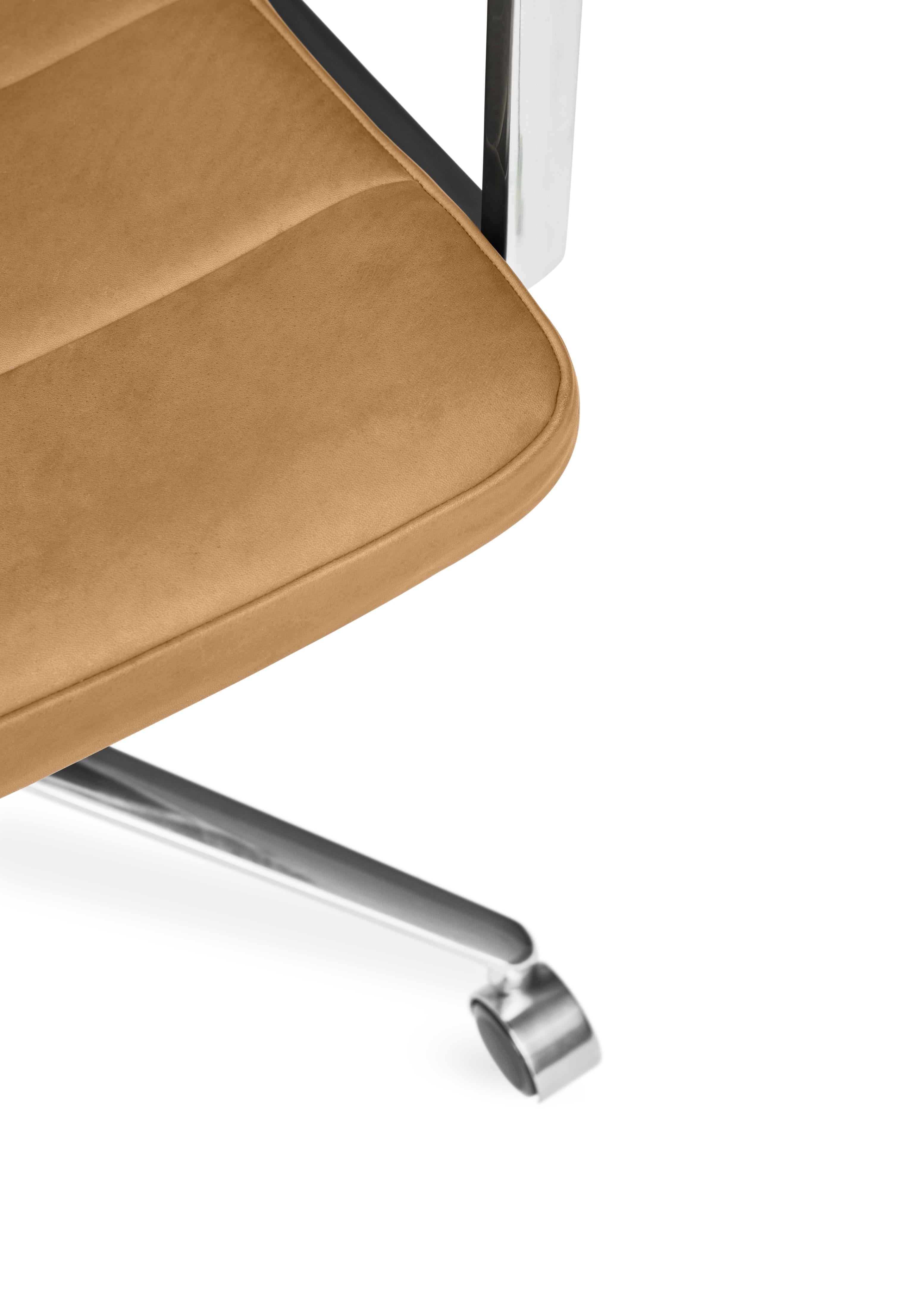 Bureau stoel 455+ in karamelkleurig leer met een metalen basis