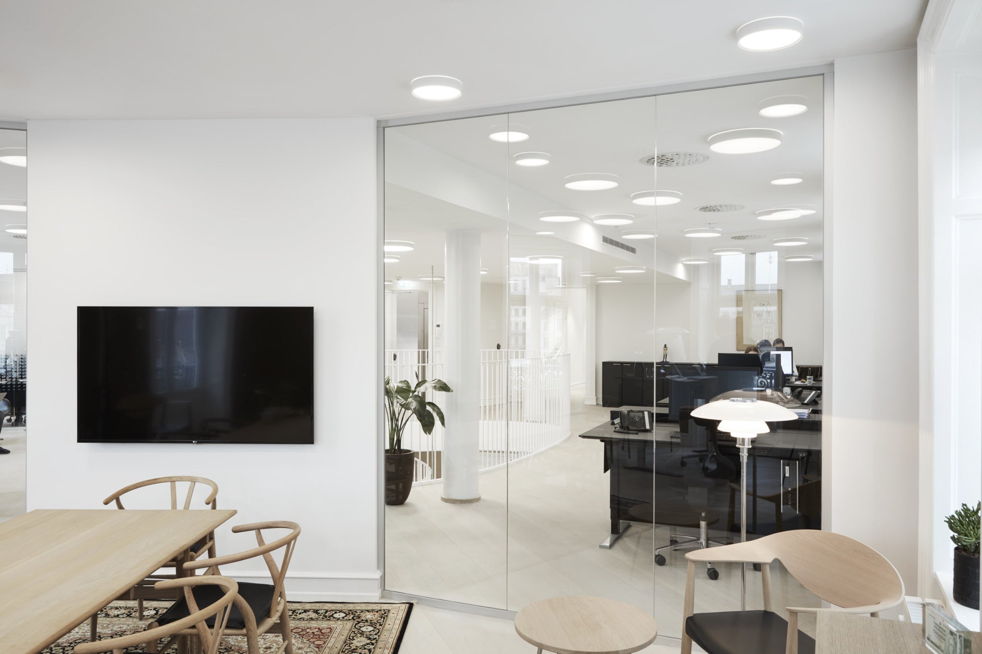 Vloerlamp PH 3½-2½ wit met verchroomde voet