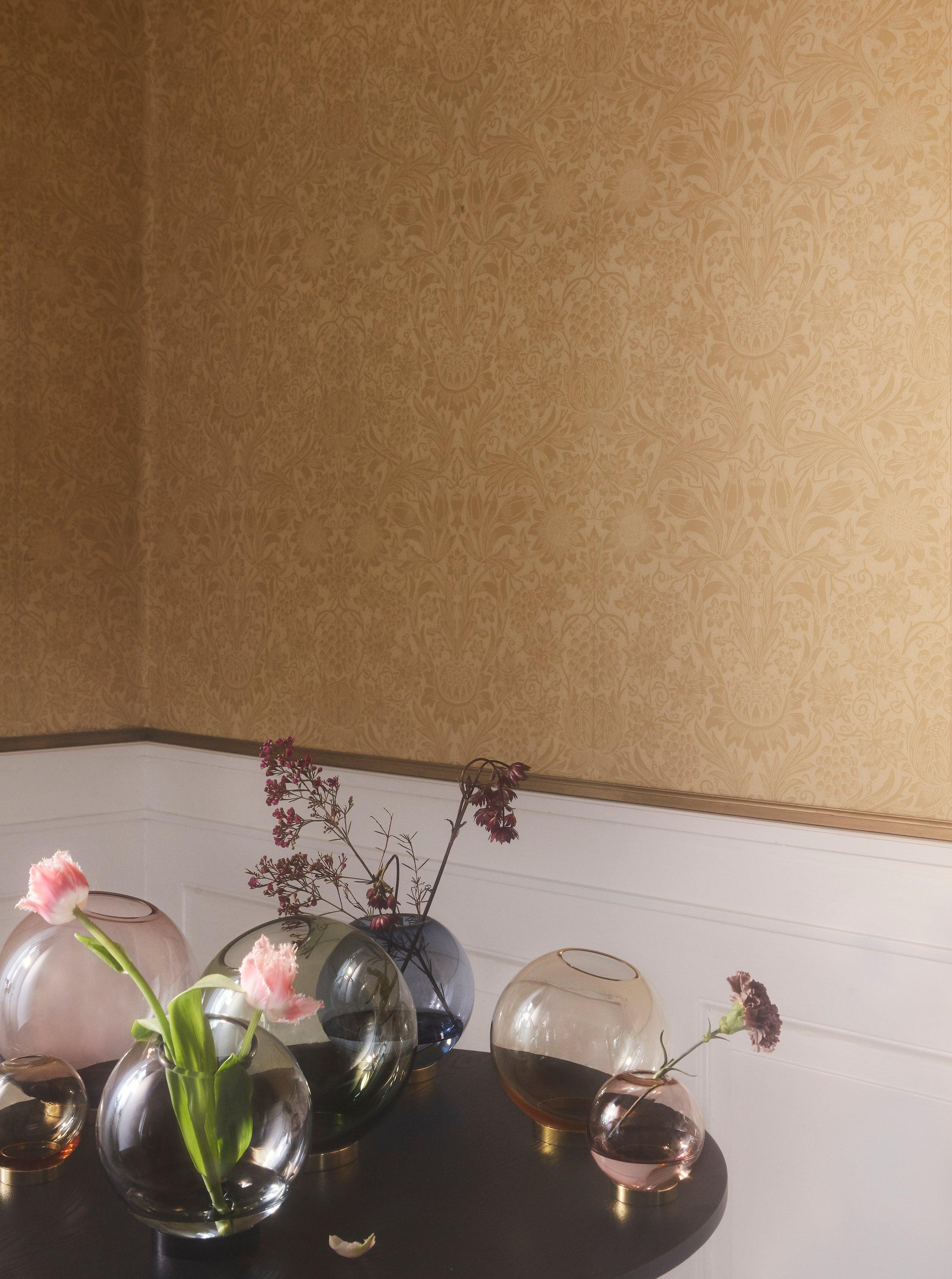 Wazon GLOBE zielony ze złotą podstawą AYTM Eye on Design