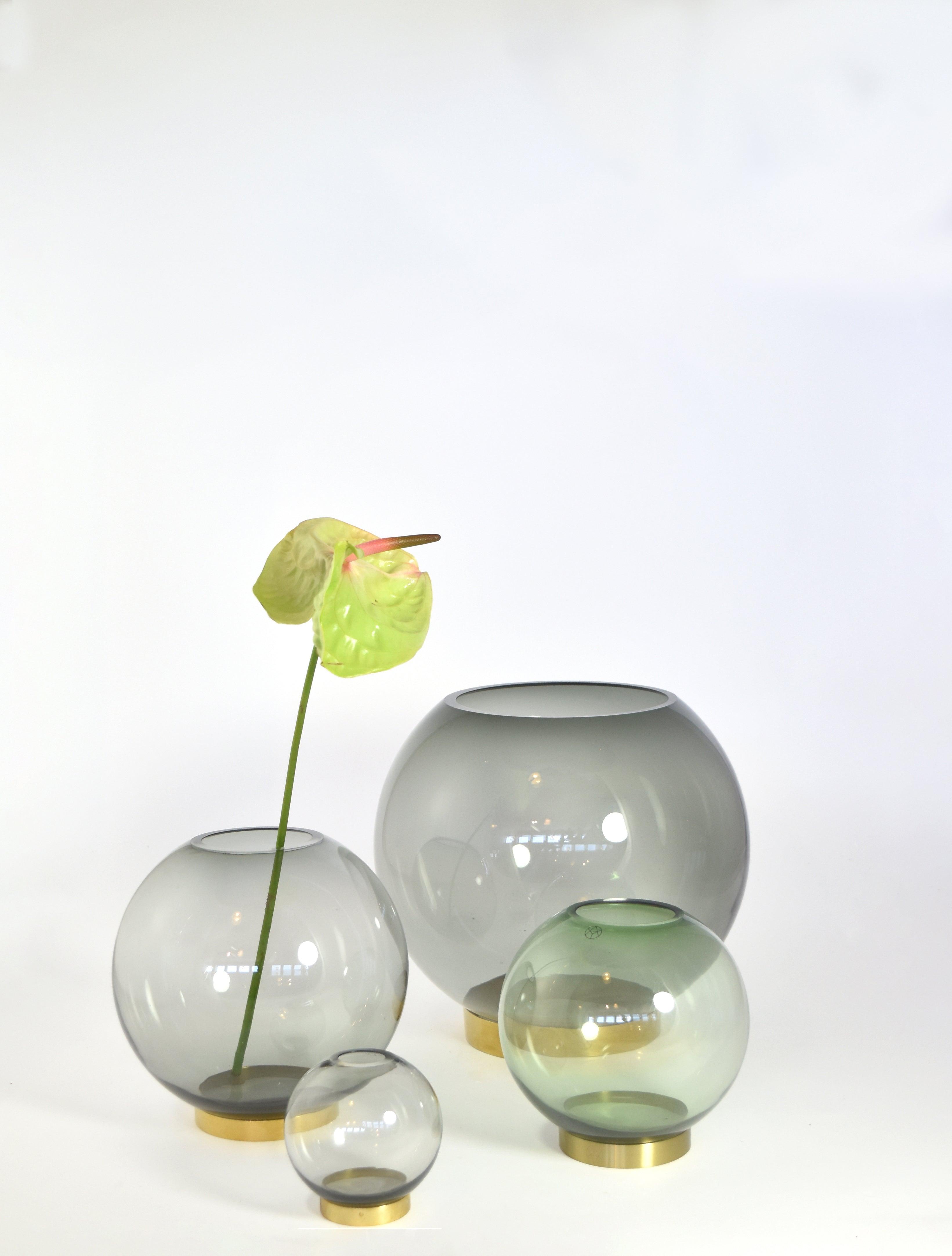 Wazon GLOBE zielony ze złotą podstawą AYTM Eye on Design