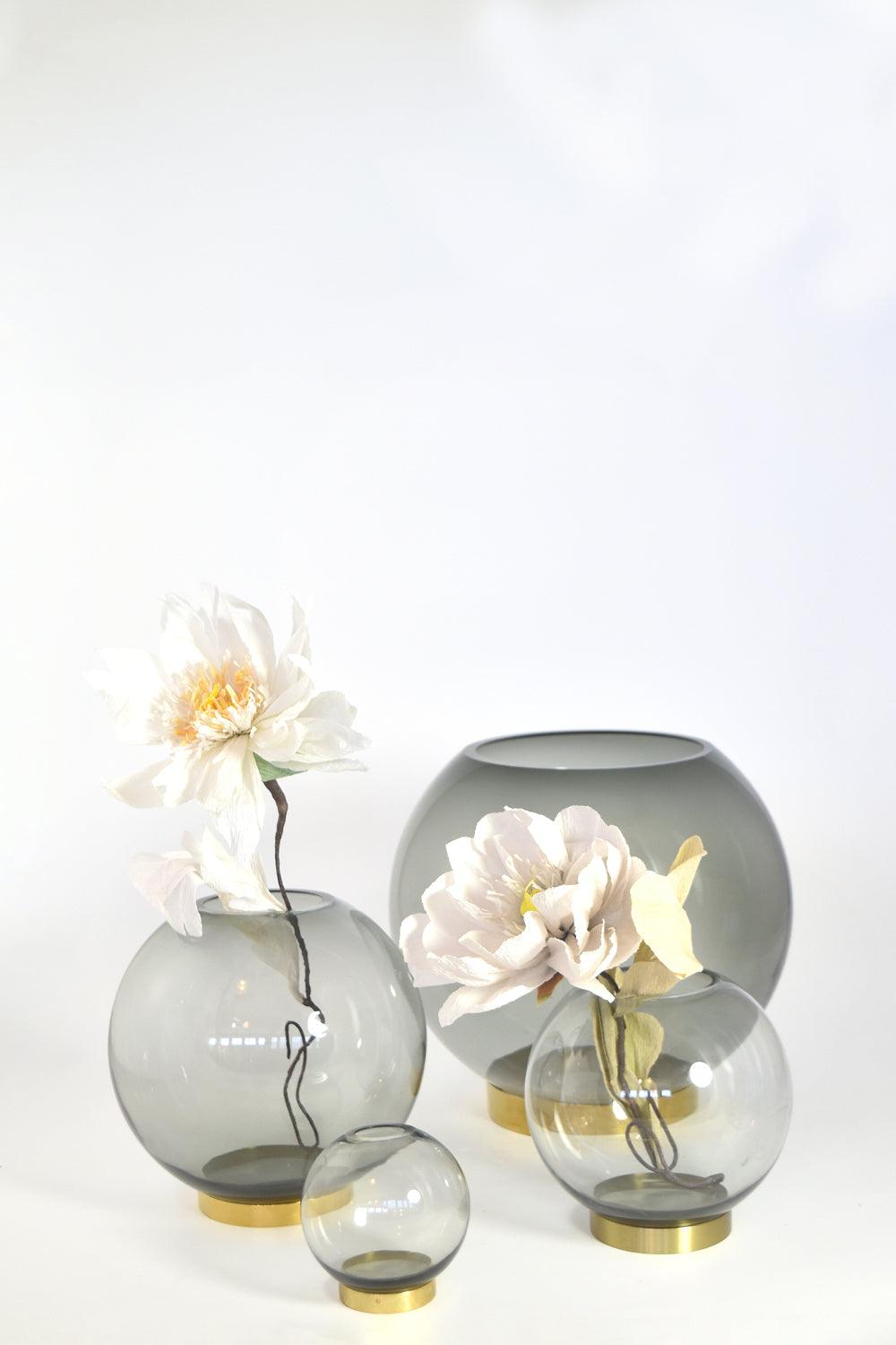 Wazon GLOBE żółty ze złotą podstawą AYTM Eye on Design