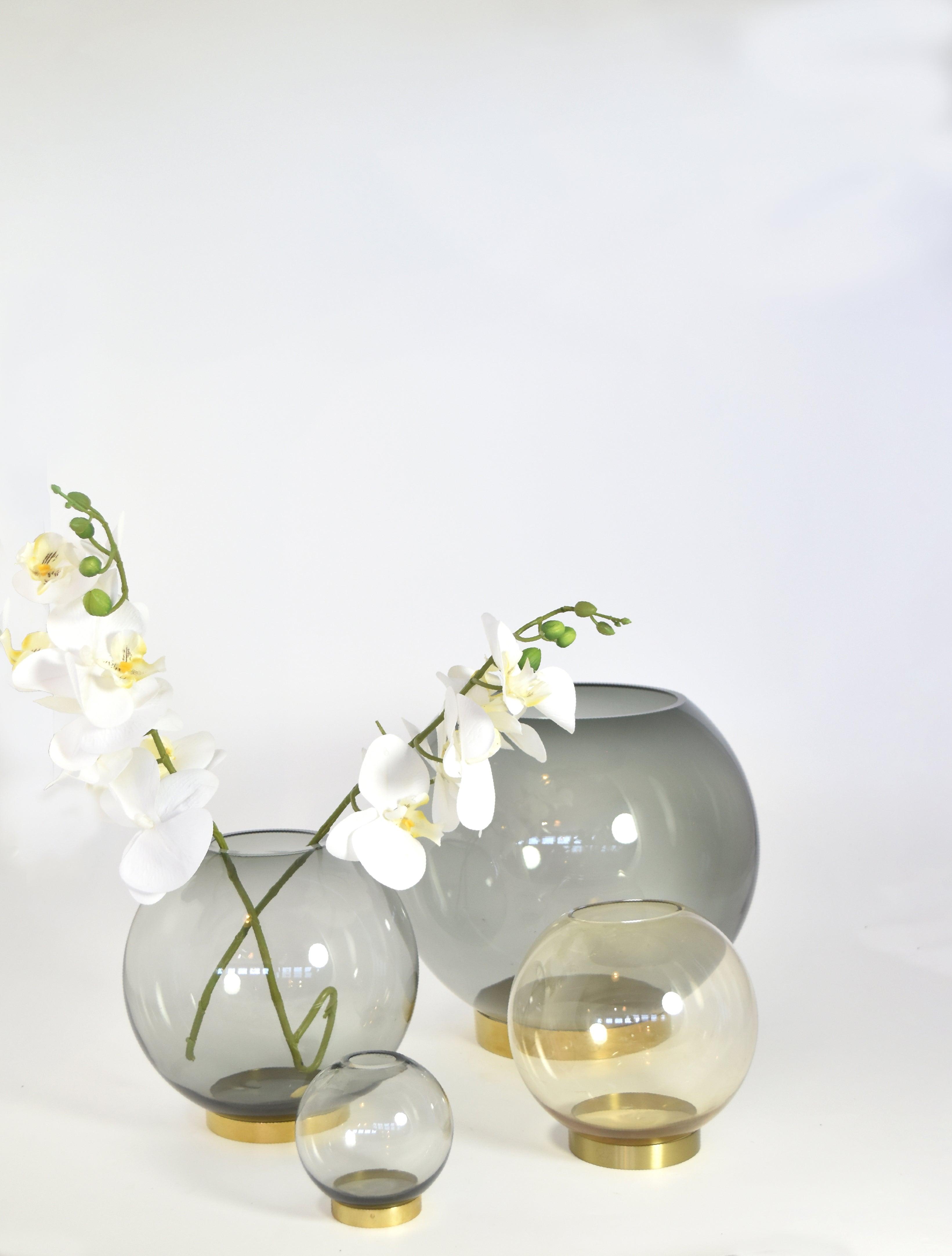 Wazon GLOBE żółty ze złotą podstawą AYTM Eye on Design