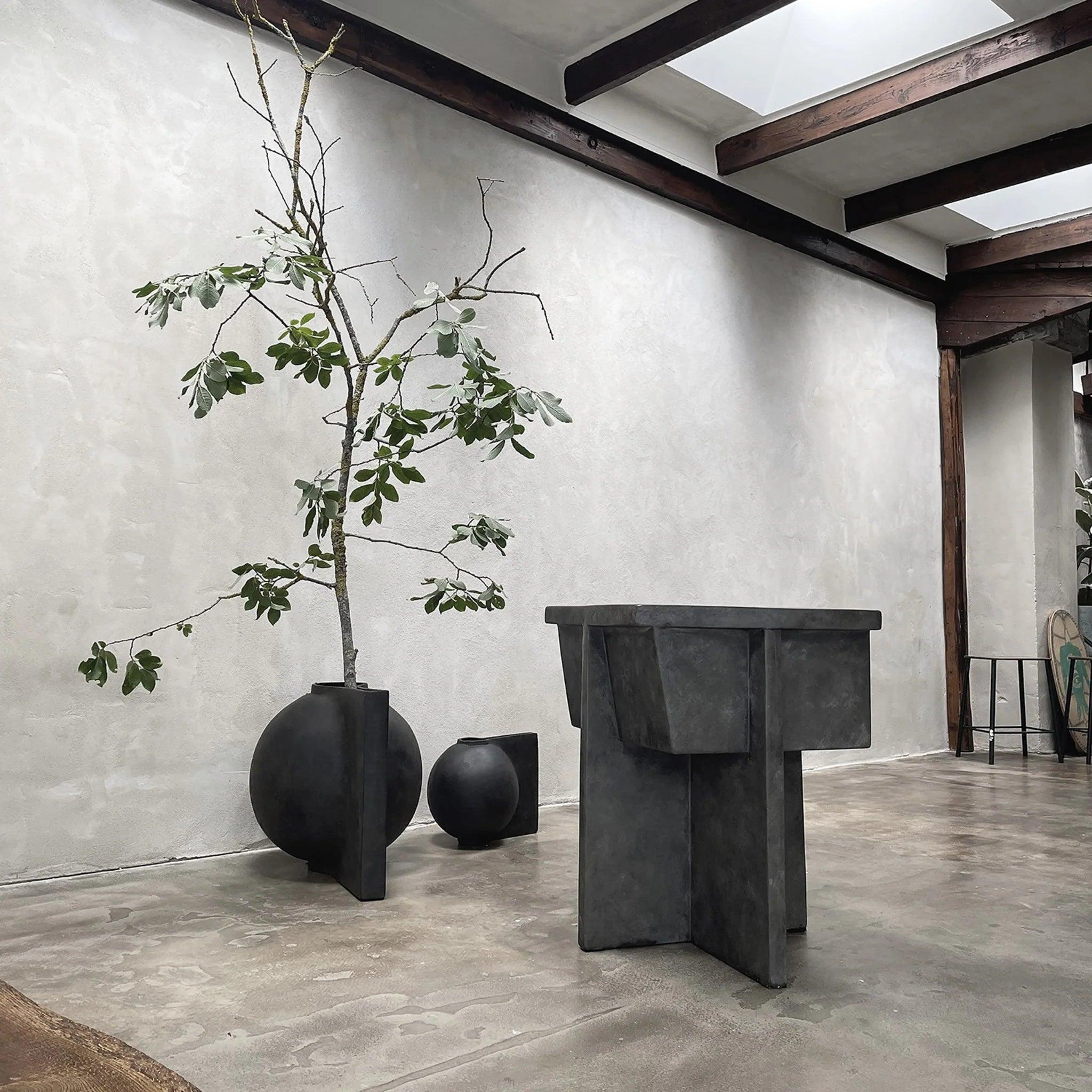 Wazon OFFSET ciemnobrązowy 101 Copenhagen Eye on Design