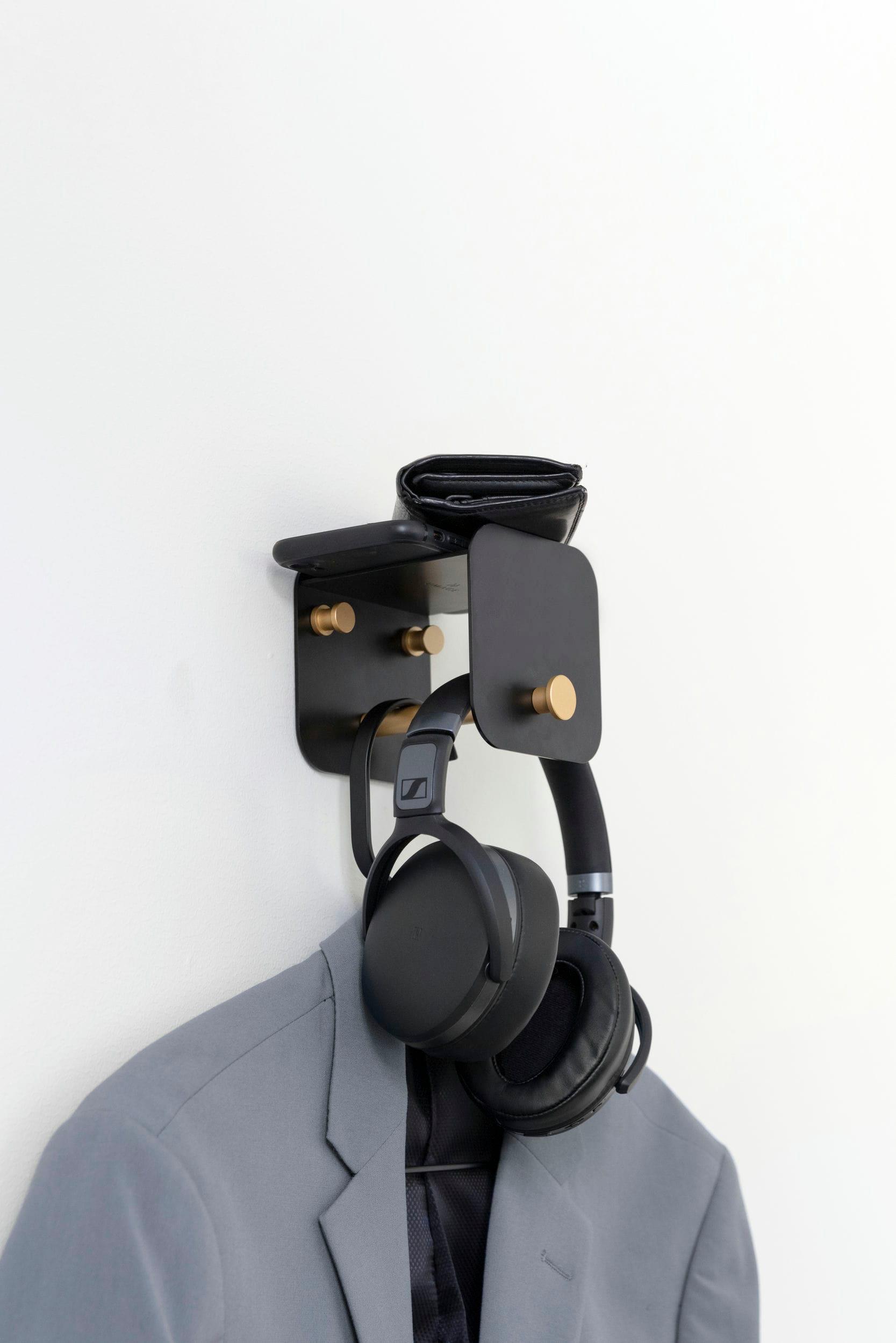 Wieszak HANG IN THERE czarny ze złotym UMAGE Eye on Design