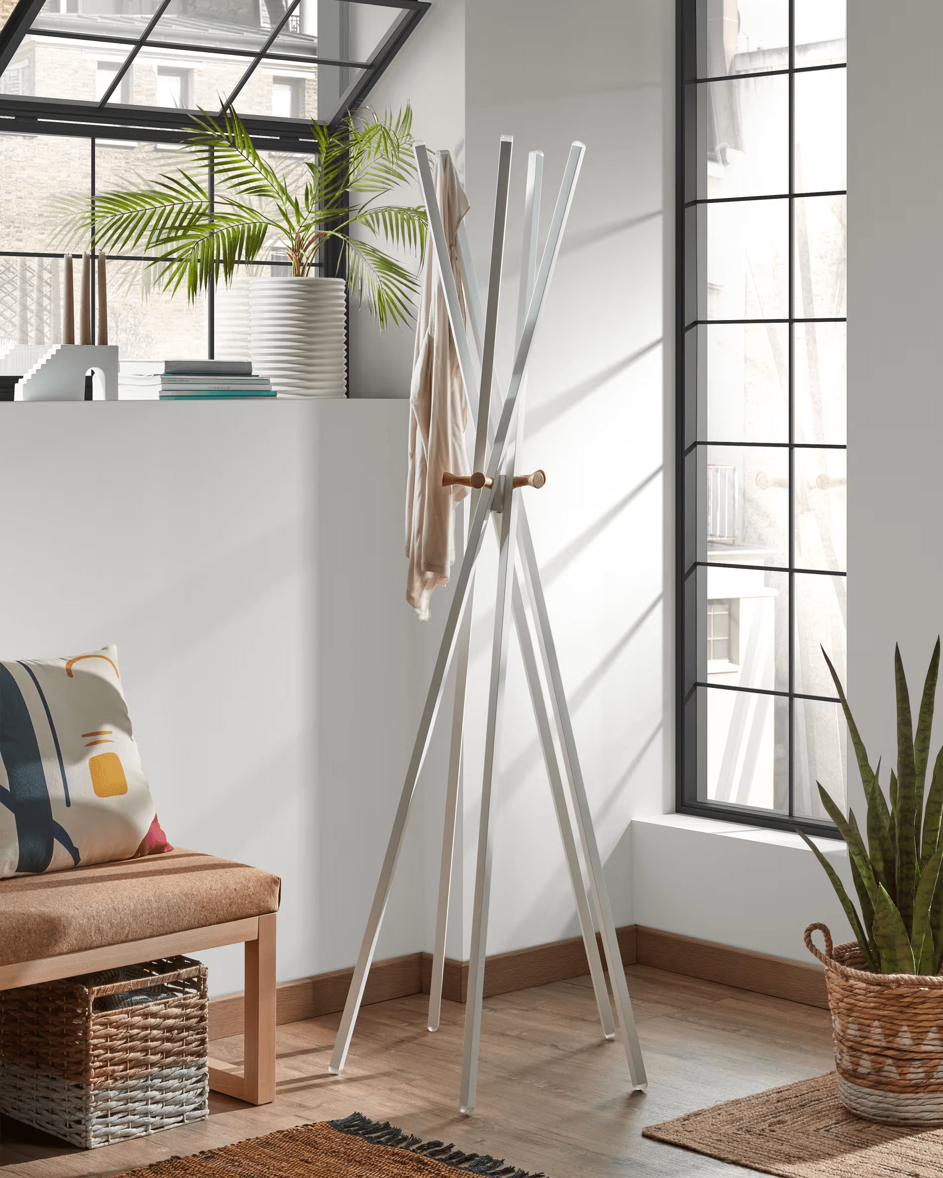 Wieszak podłogowy CHELSEY biała stal La Forma Eye on Design