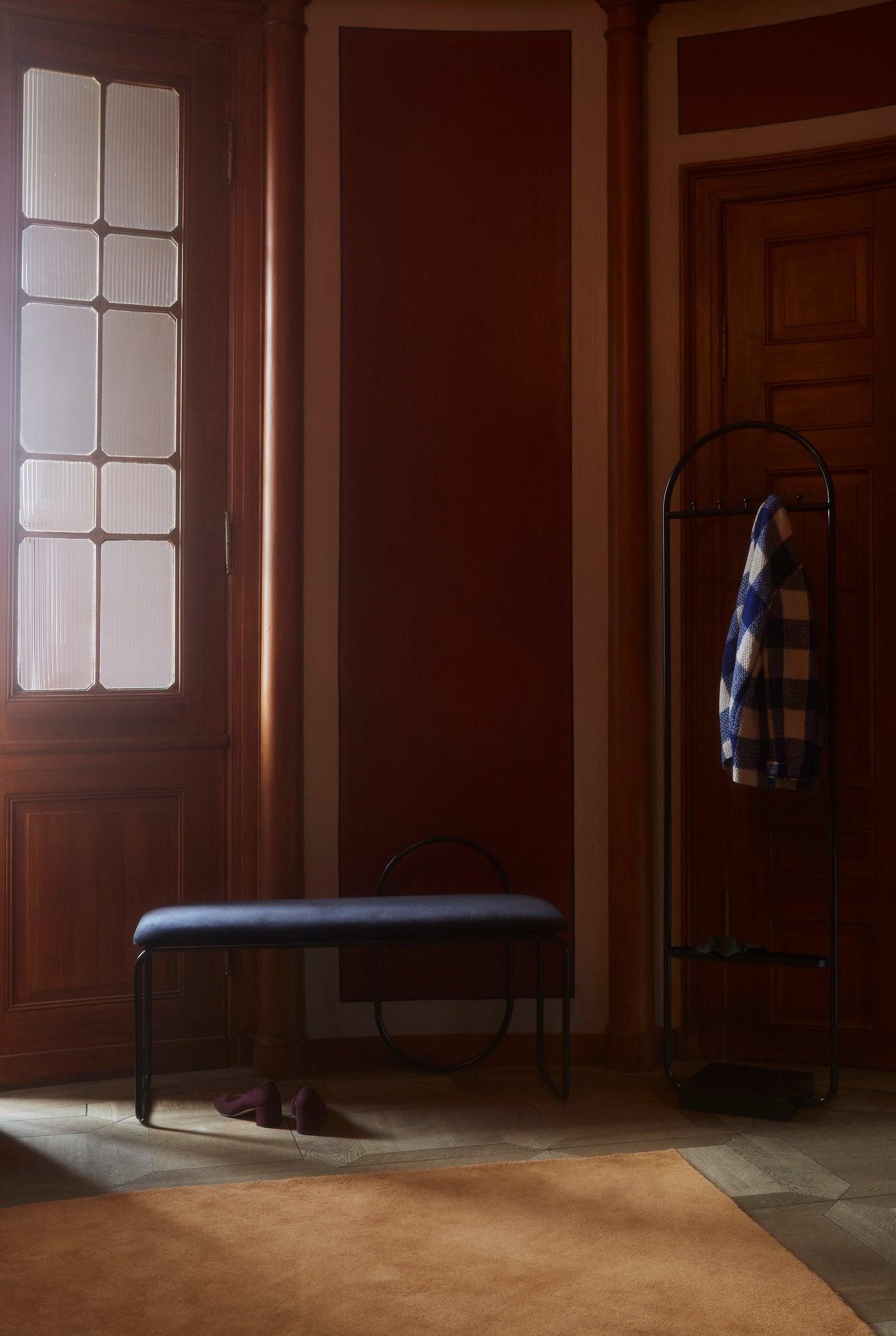 Wieszak stojący ANGUI czarny marmur AYTM Eye on Design