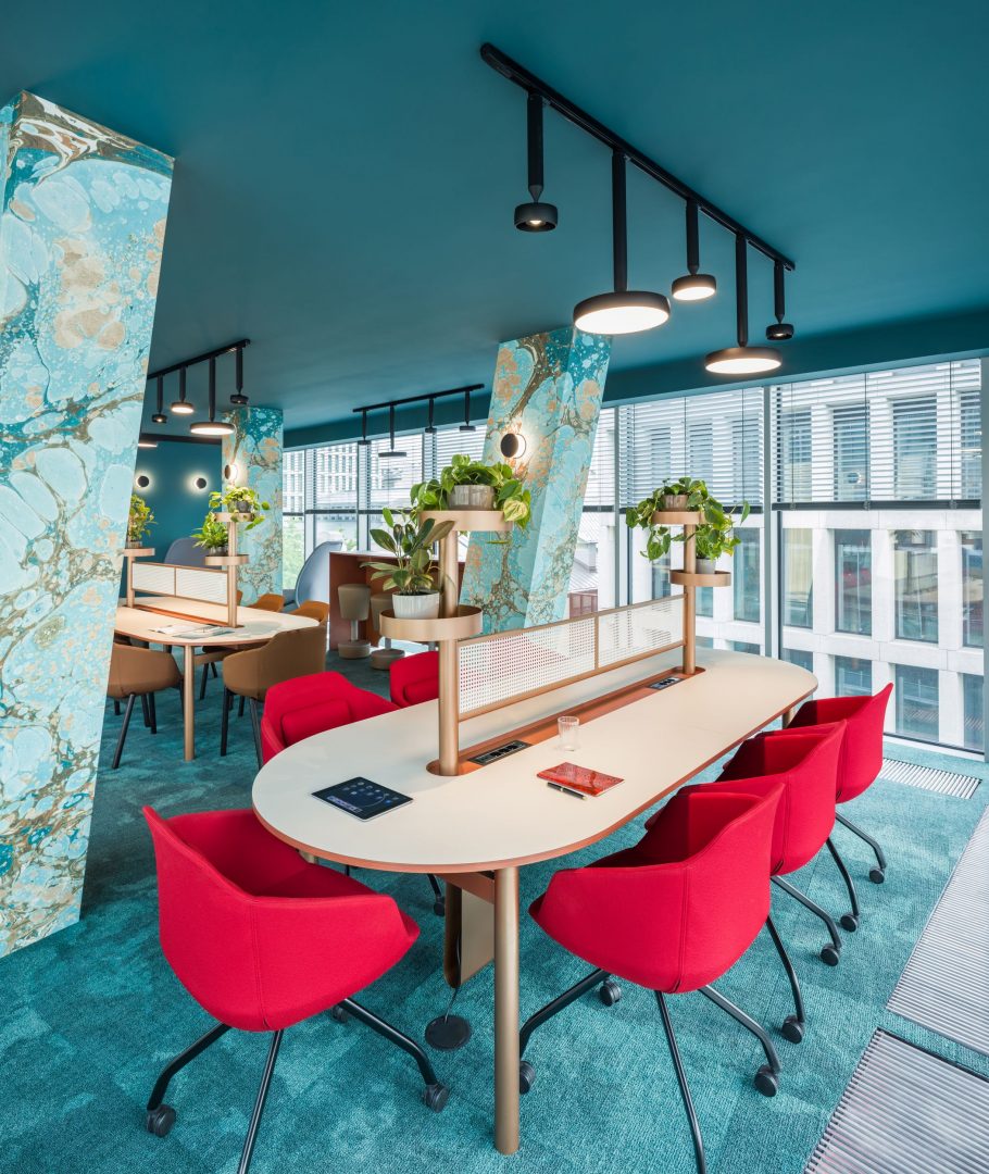 Bureau stoel ULTRA met kruisvoet en wielen voor harde oppervlakken