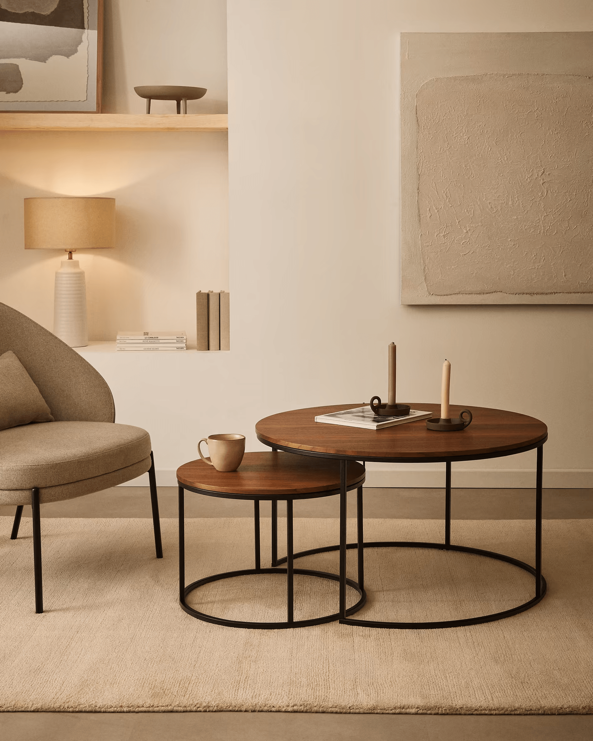 Zestaw okrągłych stolików bocznych YOANA fornir orzechowy z czarną podstawą La Forma Eye on Design