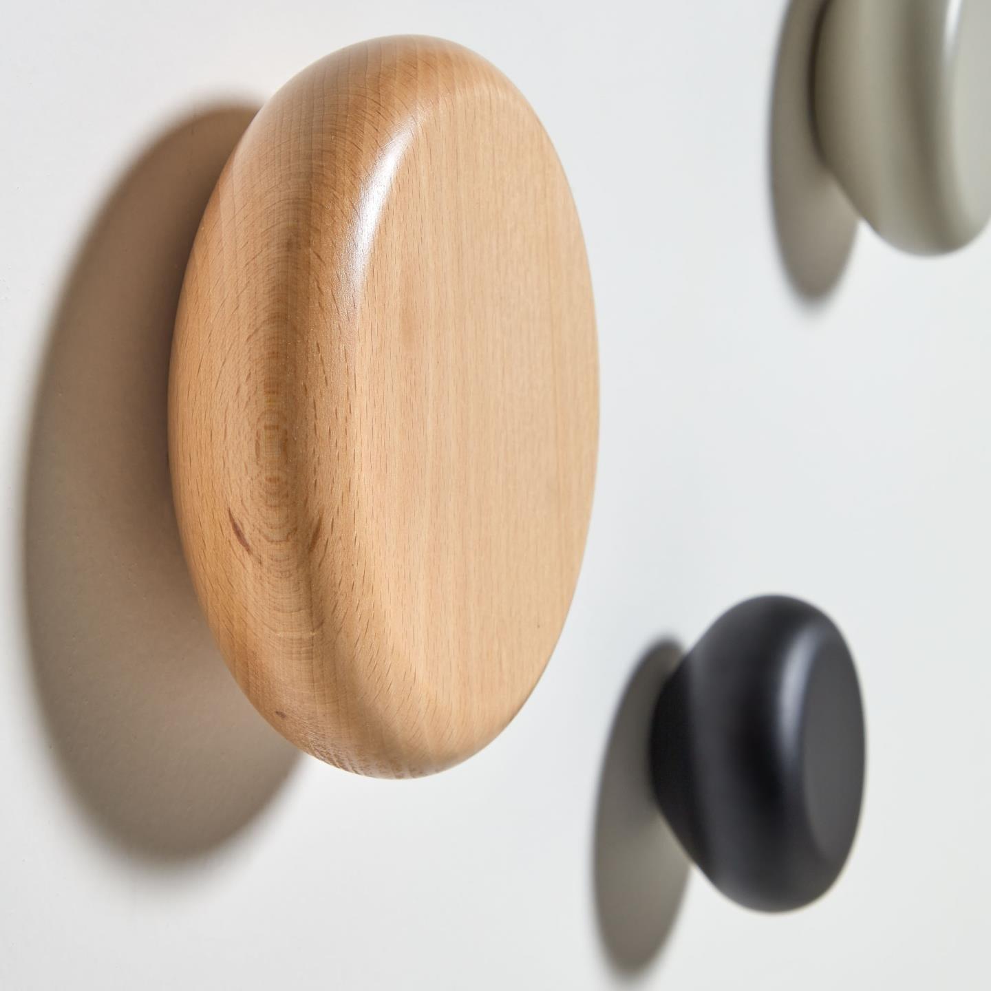 Zestaw wieszaków NADUE kolorowy La Forma Eye on Design