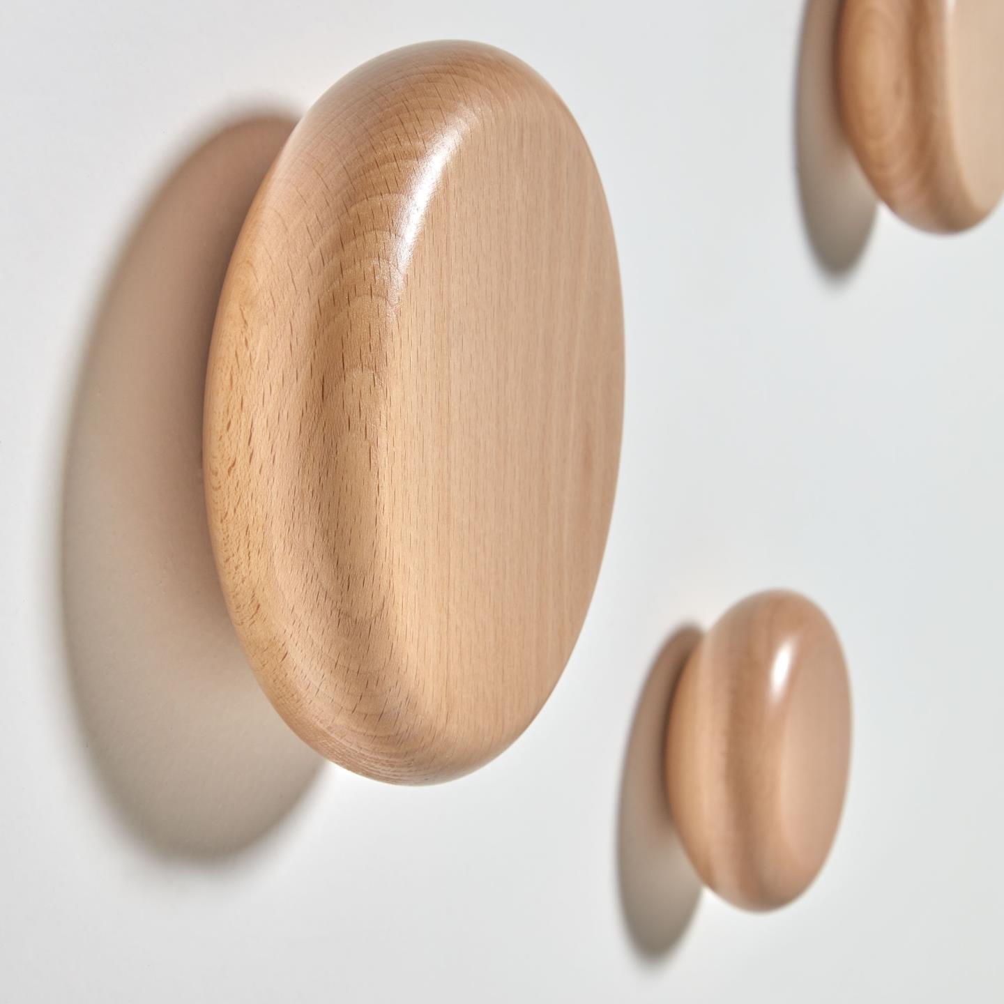 Zestaw wieszaków NADUE lite drewno bukowe La Forma Eye on Design