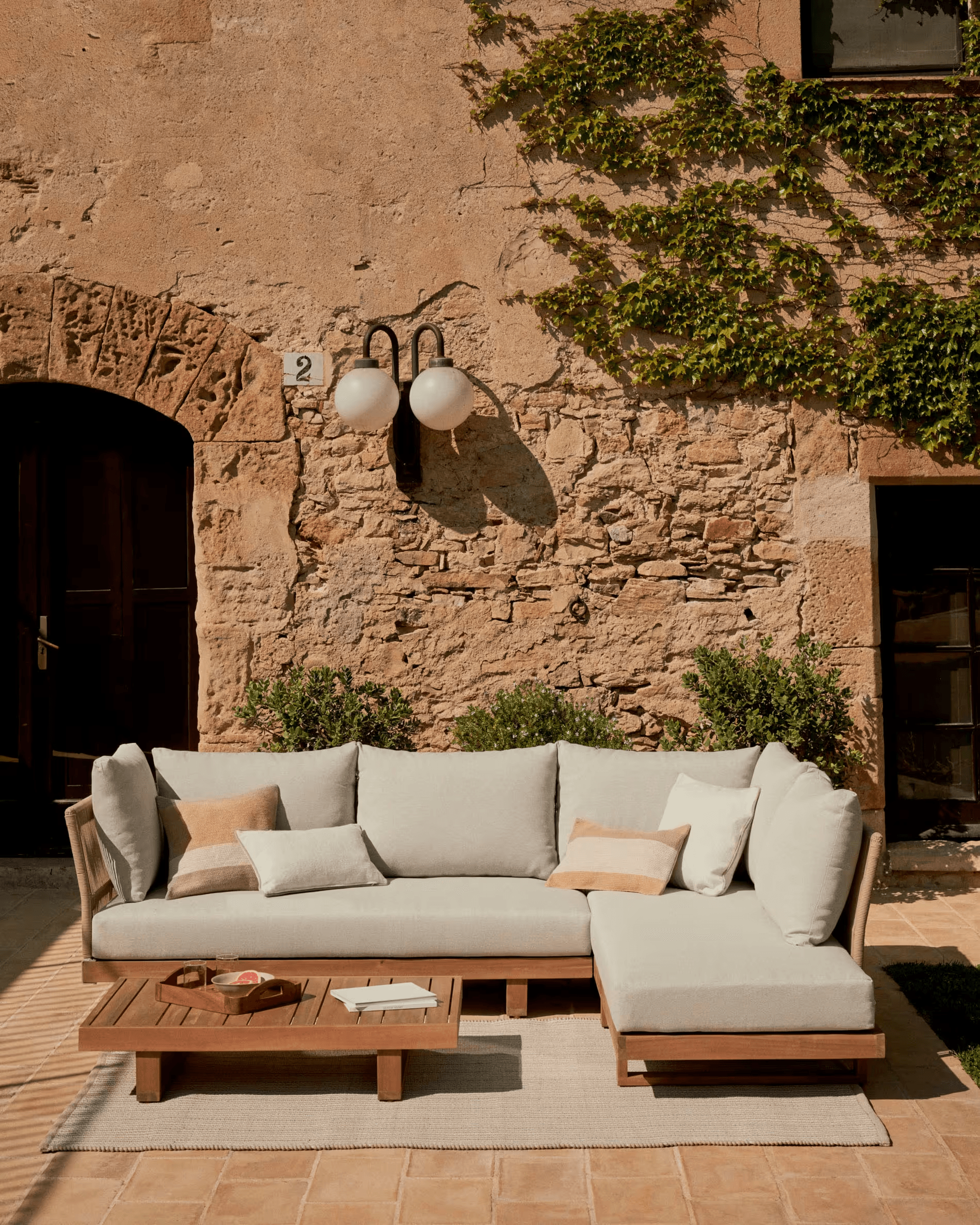 Zestaw zewnętrzny sofa i stolik kawowy RACO lite drewno akacjowe La Forma Eye on Design