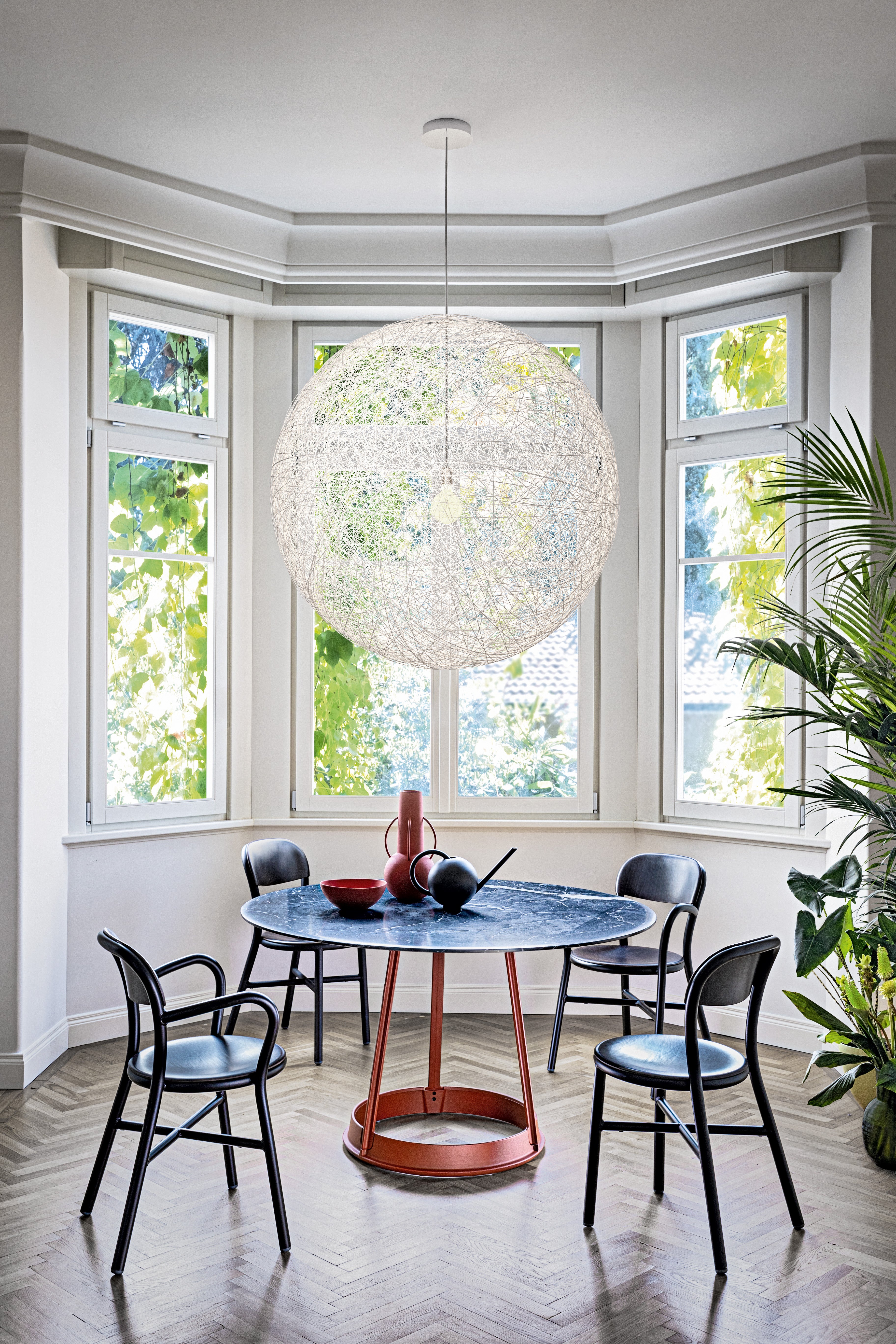 Krzesło PIPE z drewnianymi elementami czarny Magis Eye on Design