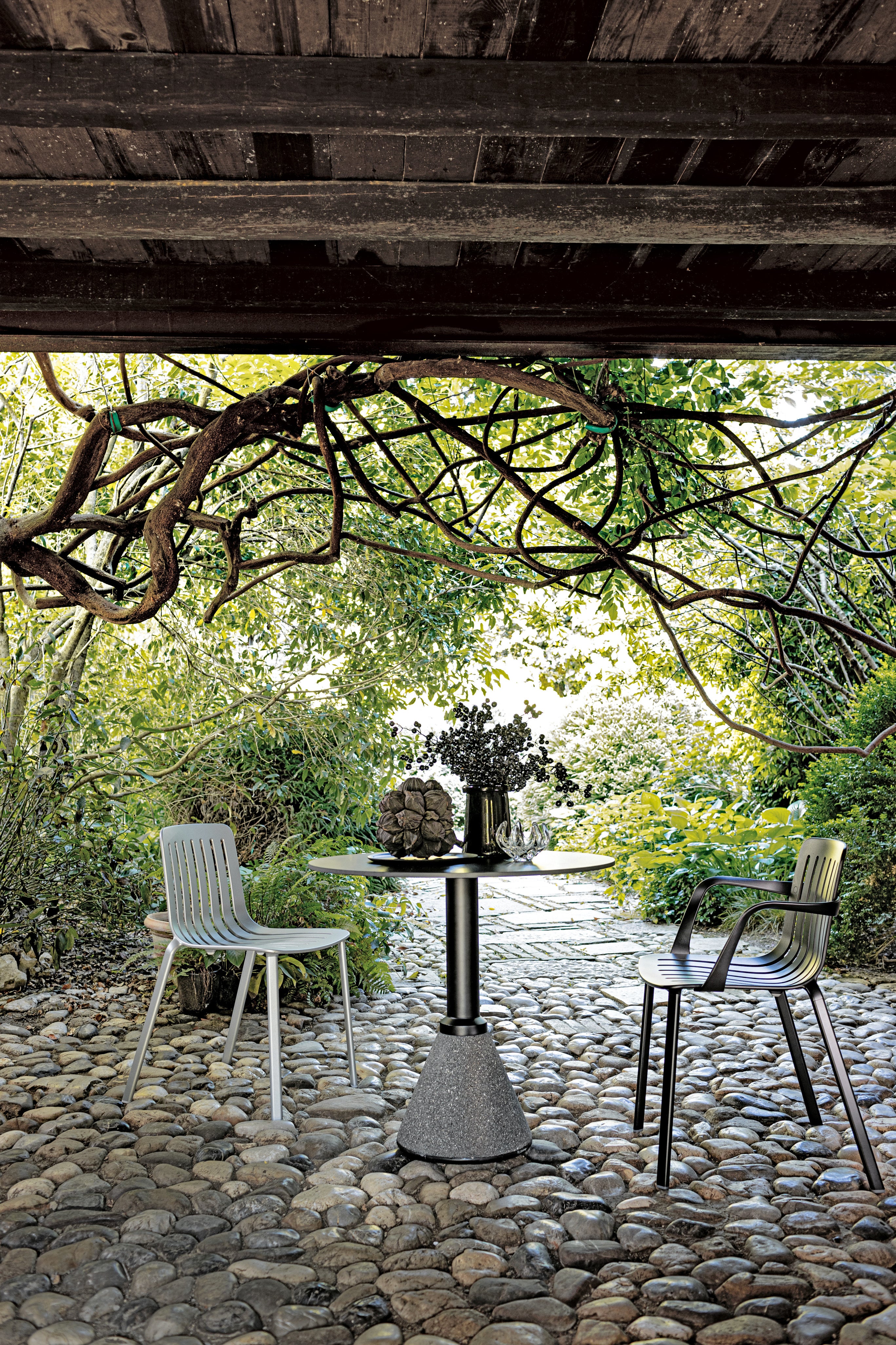 Krzesło zewnętrzne z podłokietnikami PLATO szary Magis Eye on Design