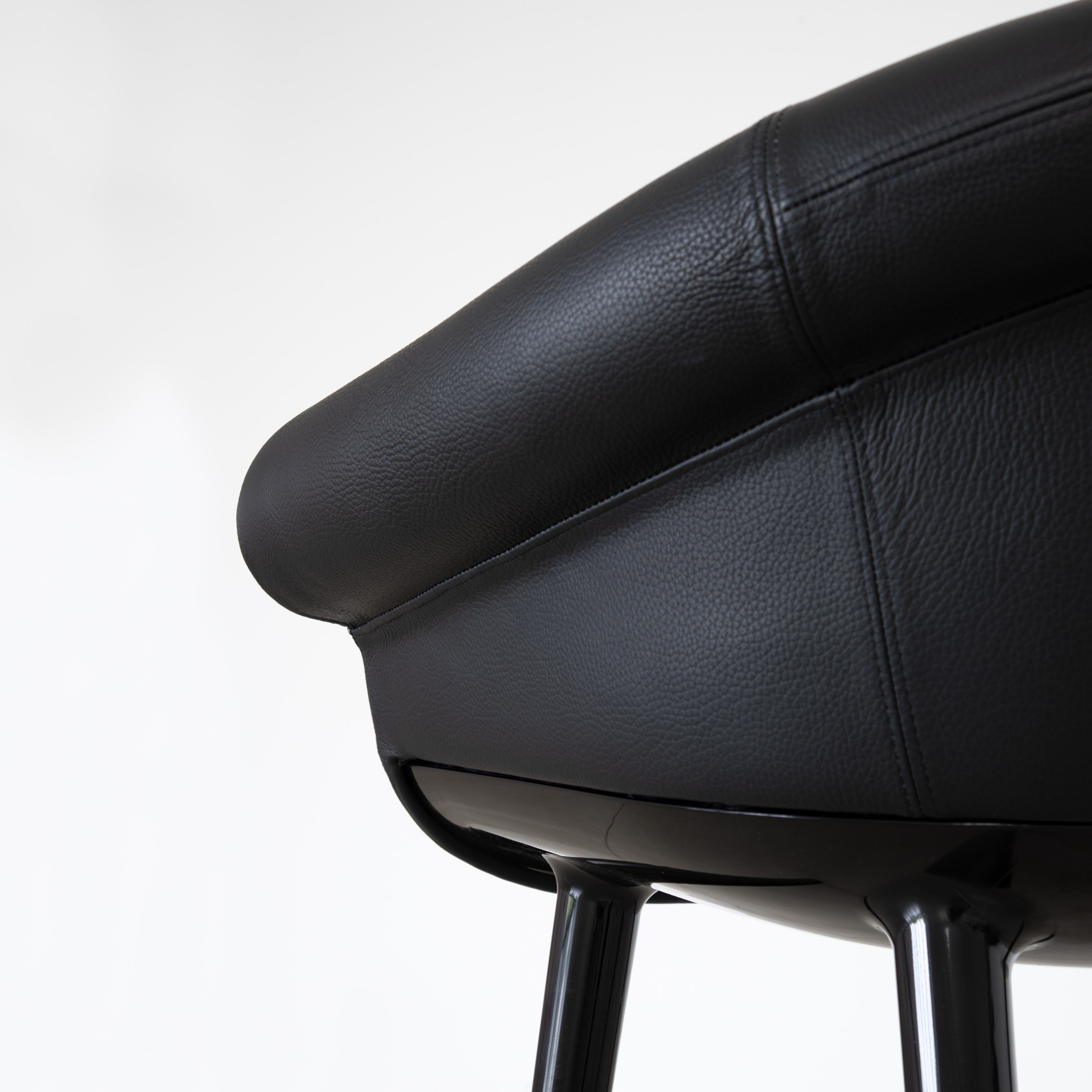 Krzesło CYBORG LORD czarny skóra Magis Eye on Design