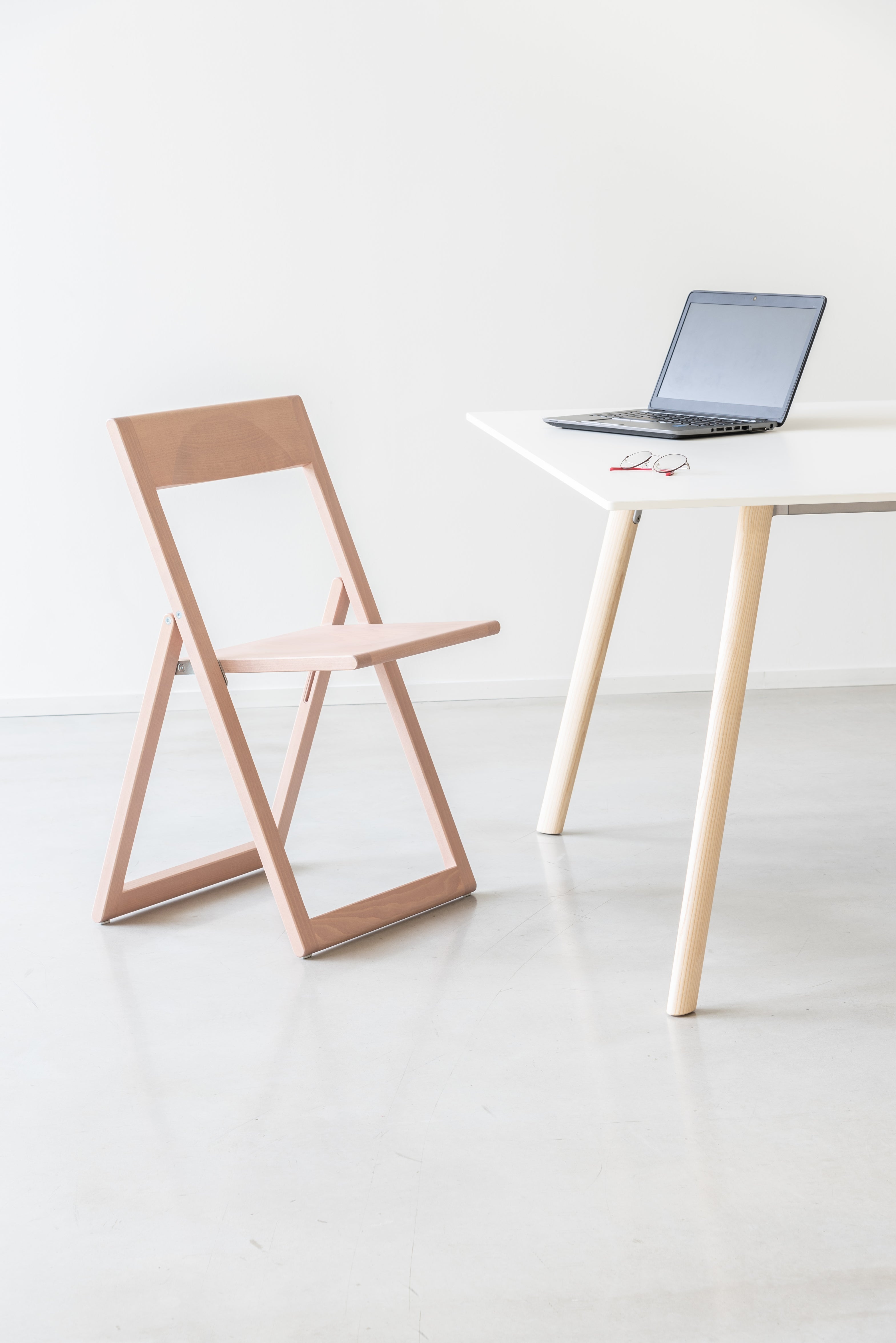 Krzesło składane AVIVA drewniany Magis Eye on Design