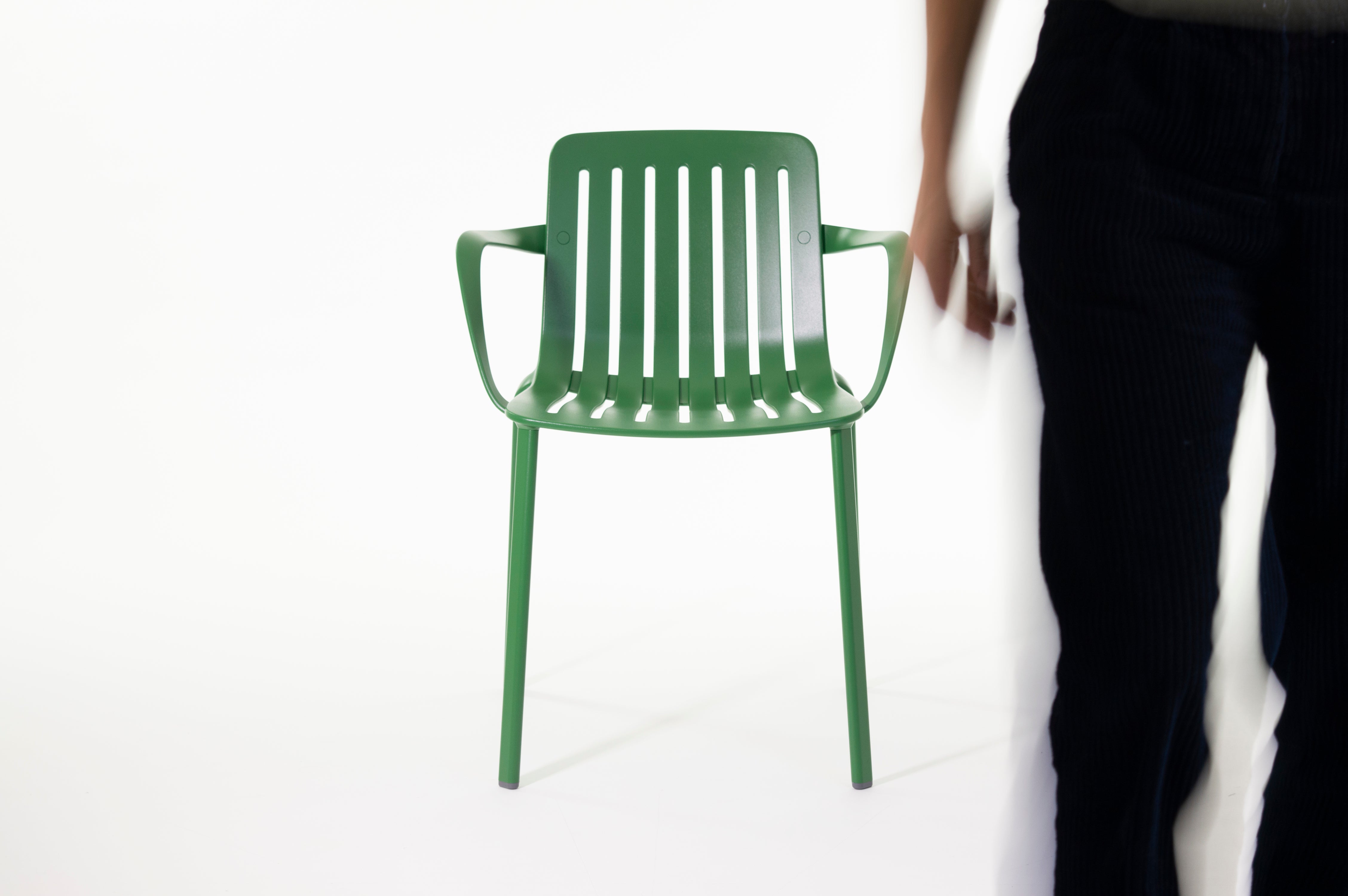 Krzesło zewnętrzne z podłokietnikami PLATO zielony Magis Eye on Design