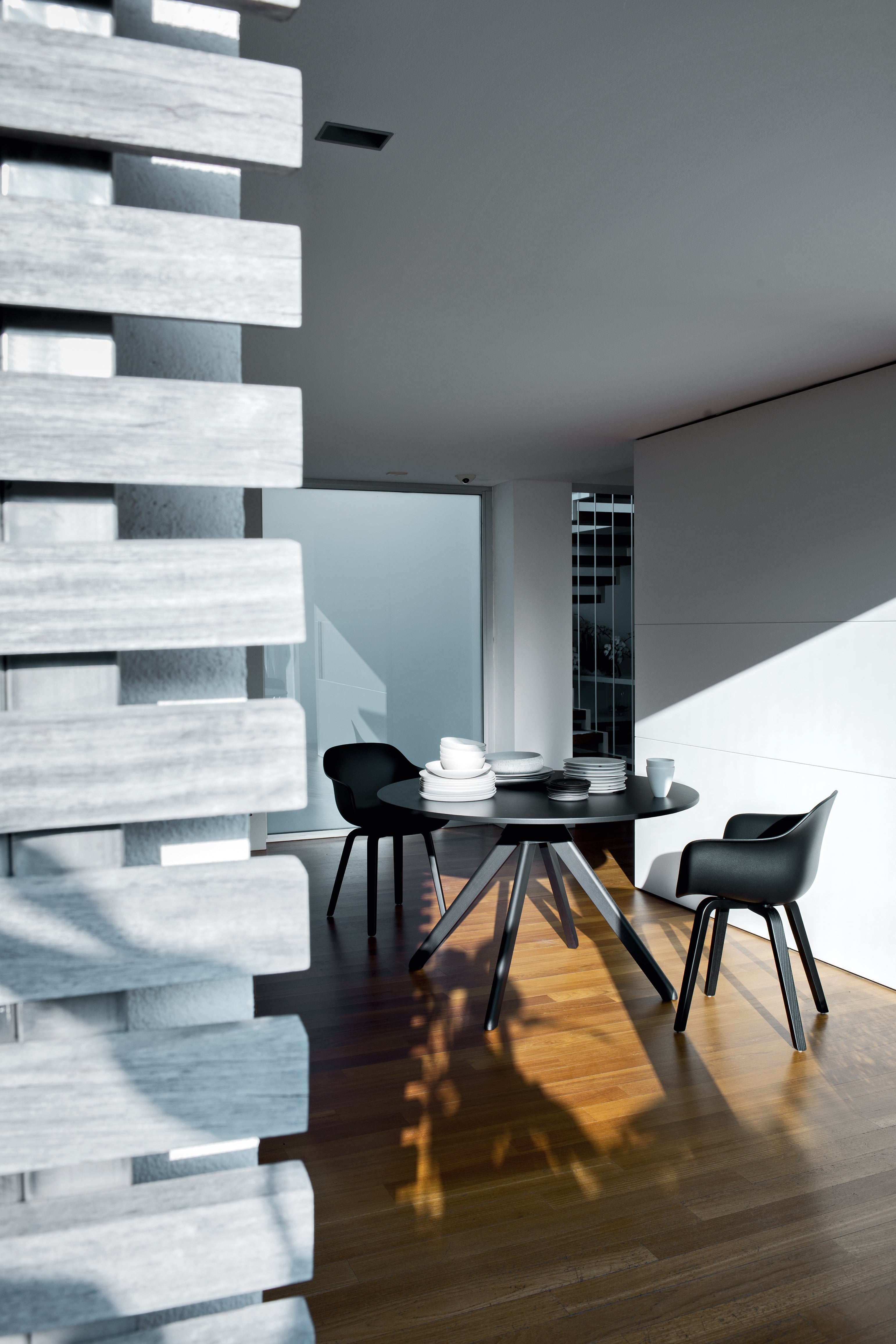 Fotel SUBSTANCE z drewnianymi nogami czarny Magis Eye on Design