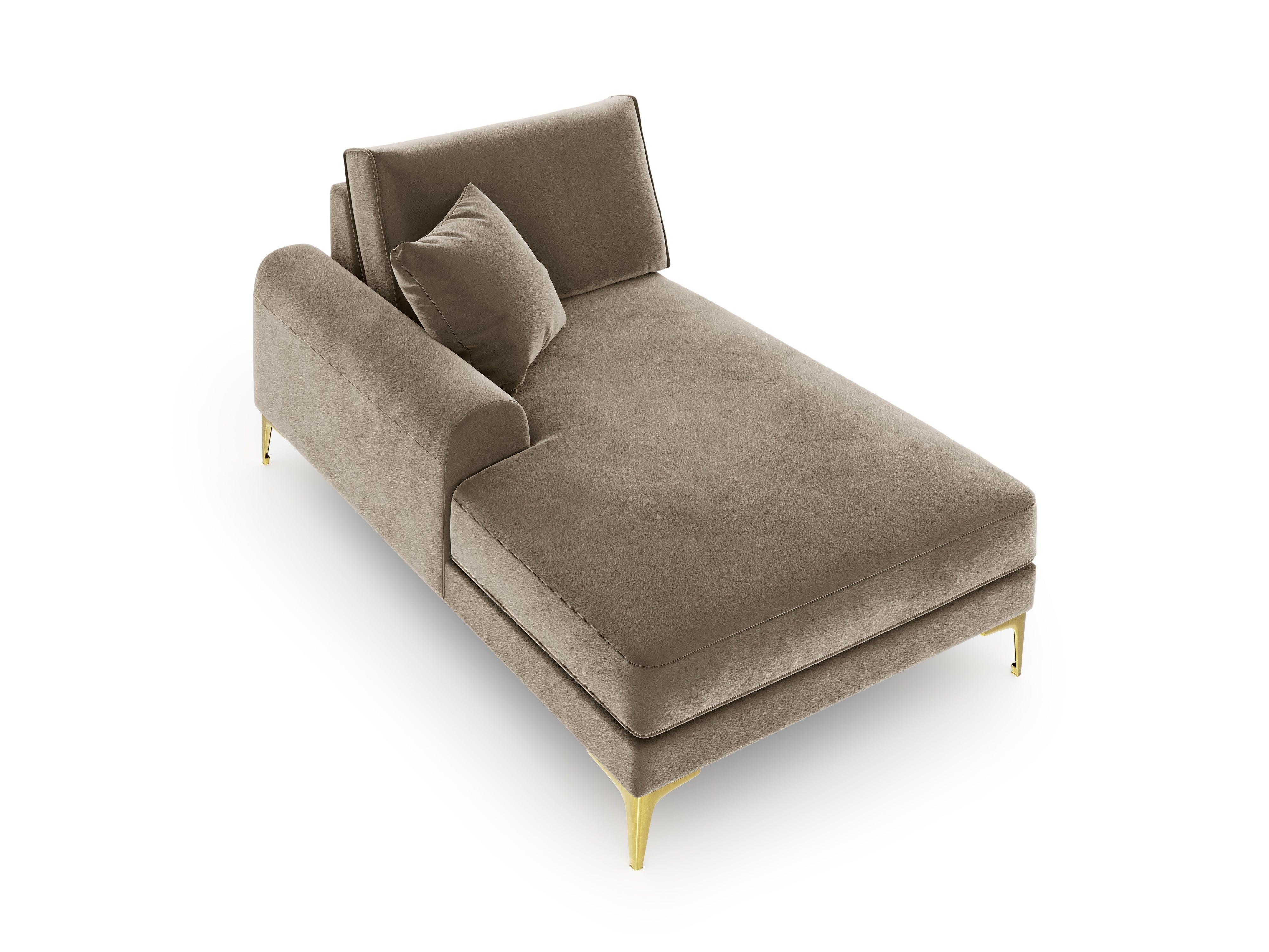 Szezlong aksamitny lewostronny MADARA cappuccino ze złotą podstawą Mazzini Sofas Eye on Design