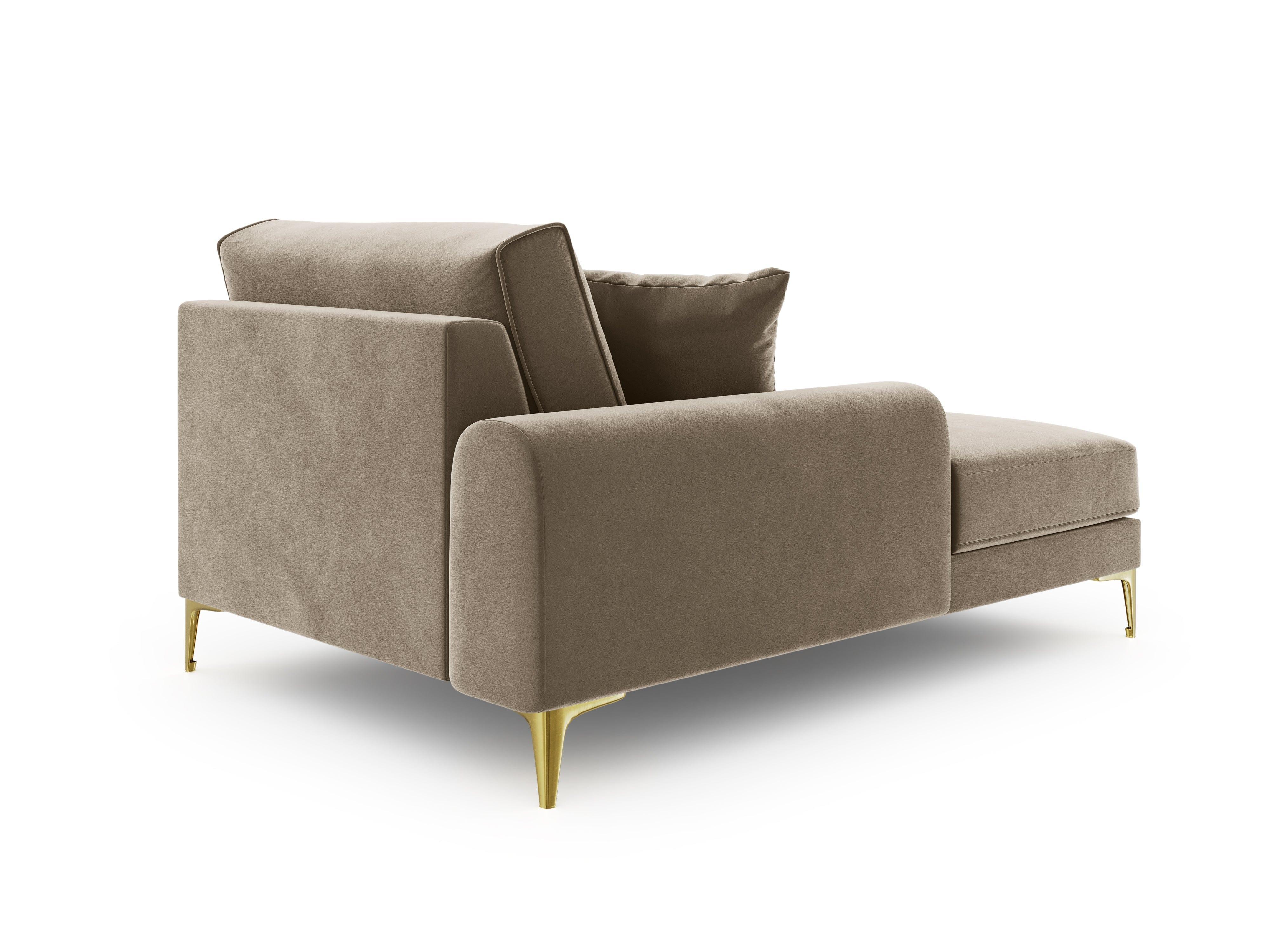 Szezlong aksamitny lewostronny MADARA cappuccino ze złotą podstawą Mazzini Sofas Eye on Design