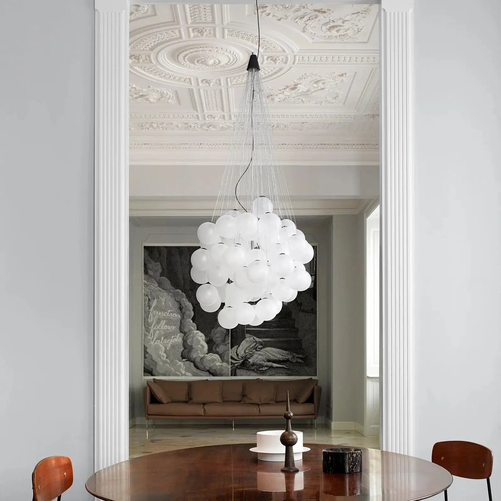 Lampa wisząca szklana w eleganckim wnętrzu