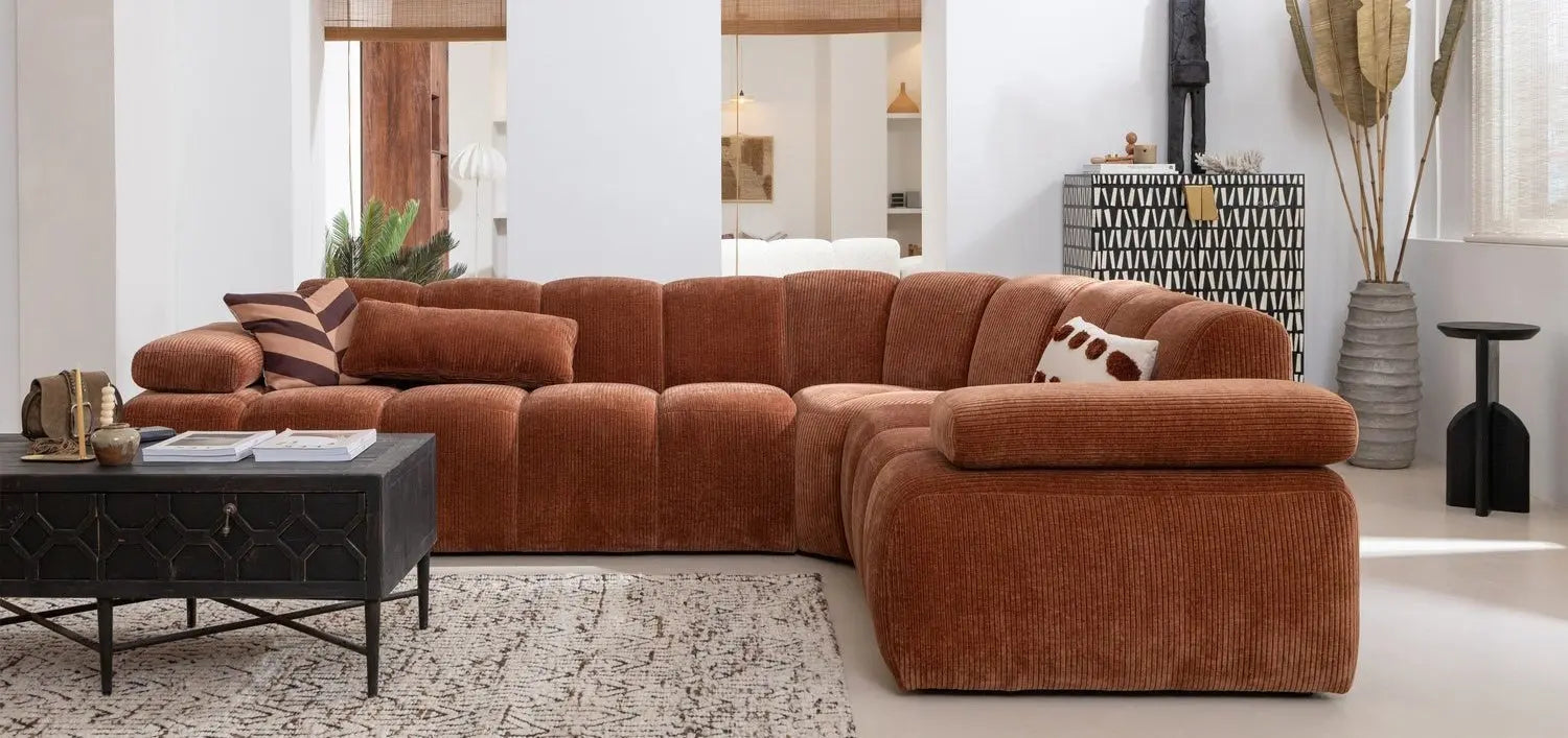 Narożnik w stylu retro w klimatycznym salonie